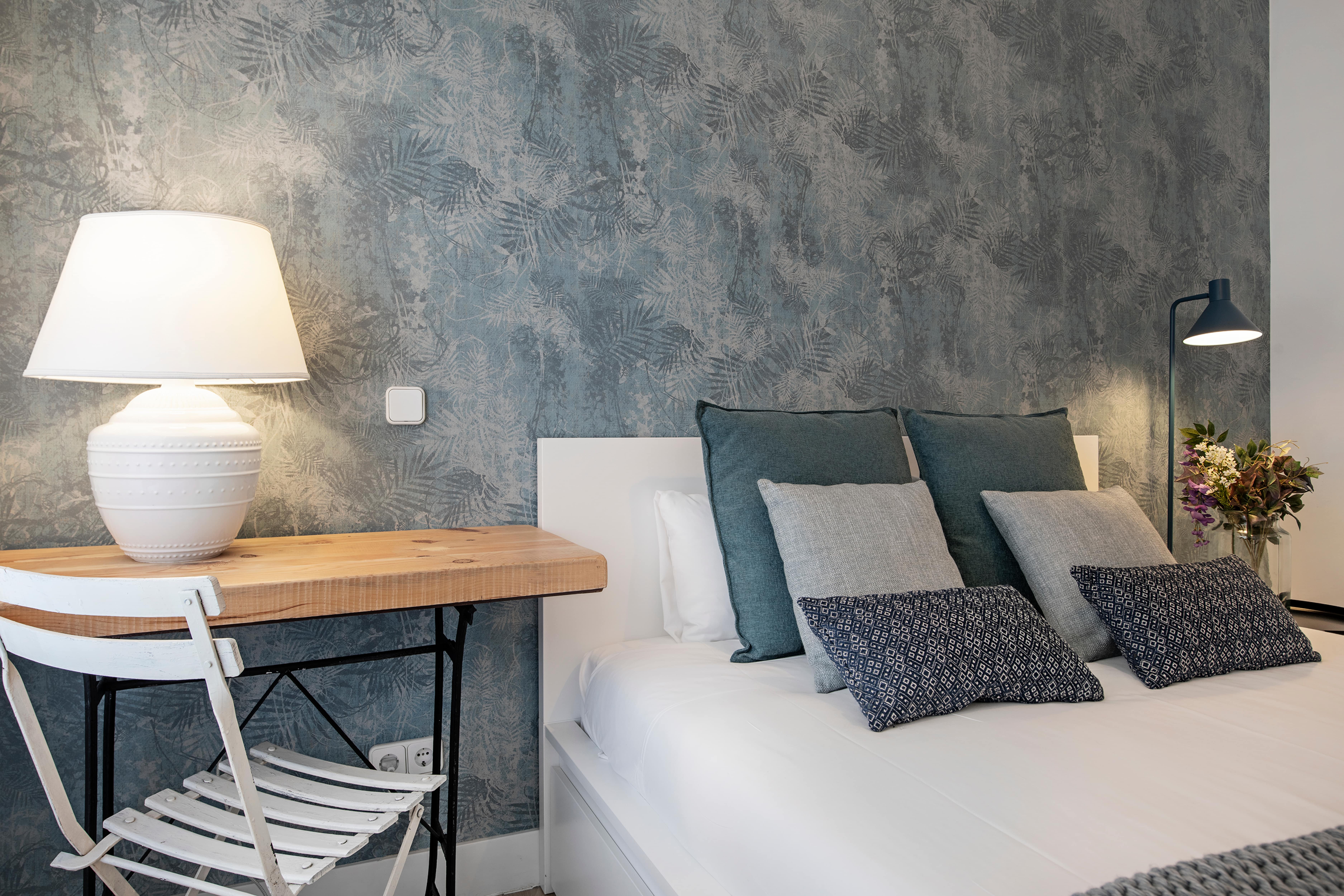 Modernes Schlafzimmer im maritimen Stil mit blauer Texturtapete