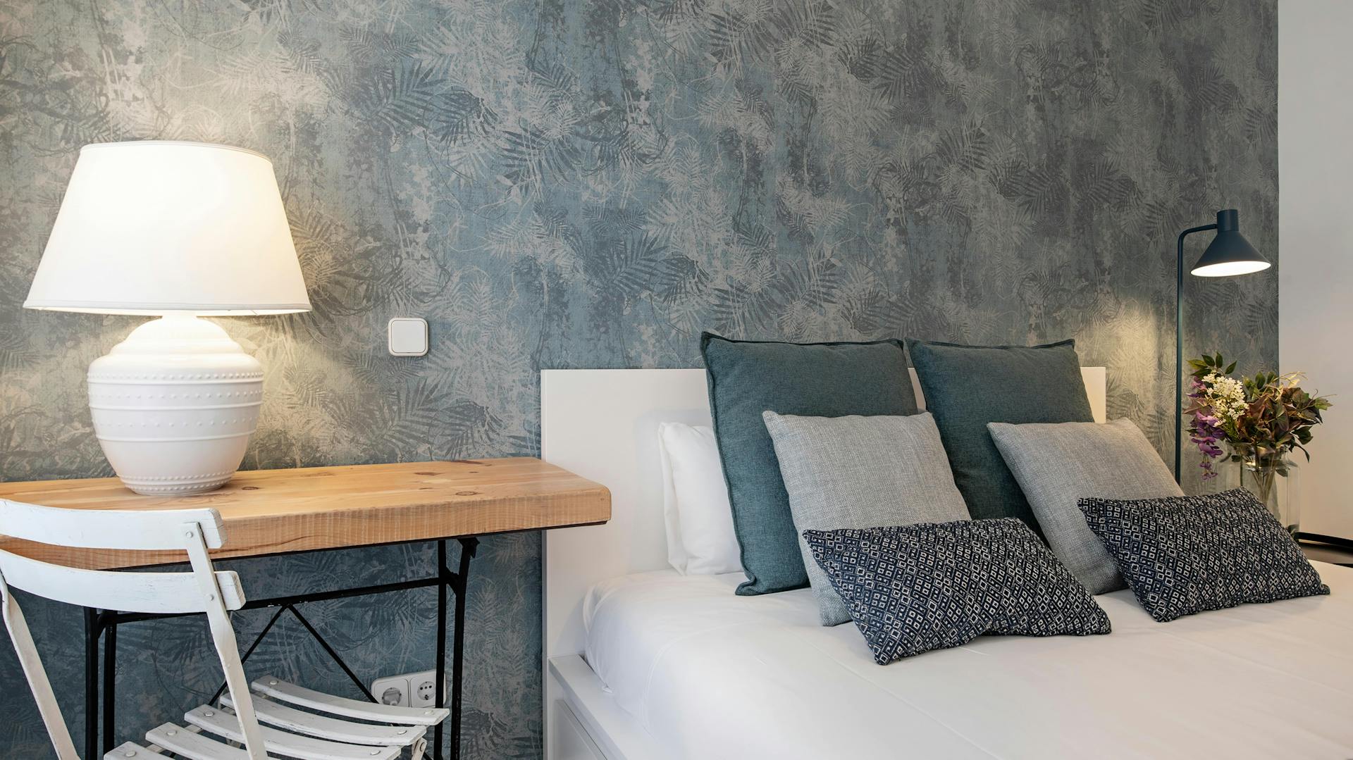 Modernes Schlafzimmer im maritimen Stil mit blauer Texturtapete