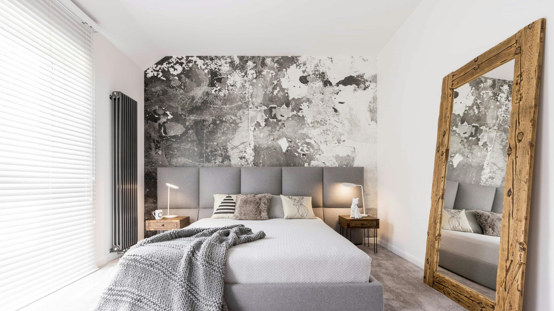 Modern eingerichtetes Schlafzimmer mit grauer Mustertapete und unifarbener Tapete.