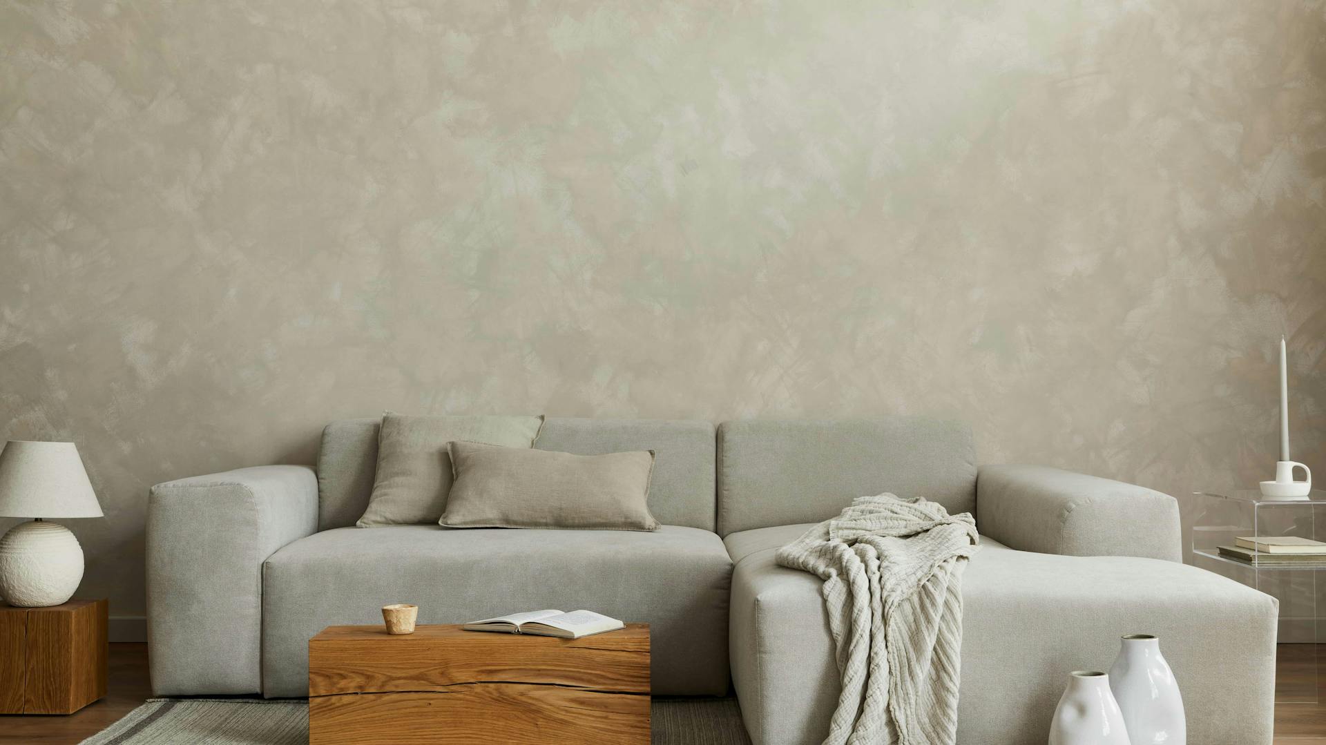 Einfarbige beige Tapete in gemütlich eingerichtetem Wohnzimmer