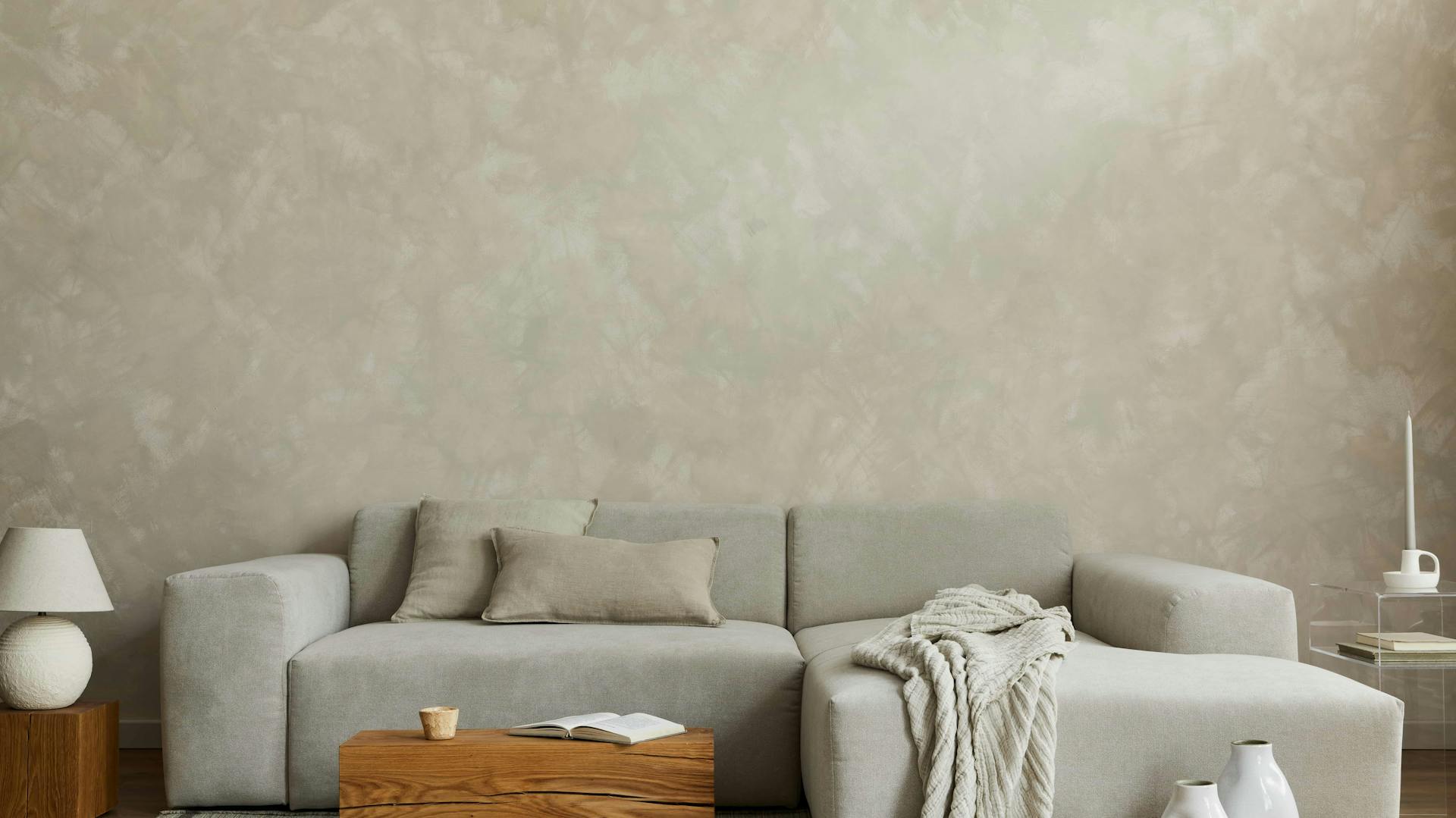 Wohnzimmer mit beiger Tapete an Wand hinter Sofa