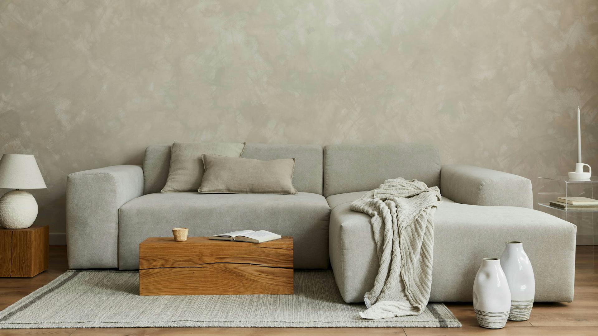 Sofa vor beiger Motivtapete.