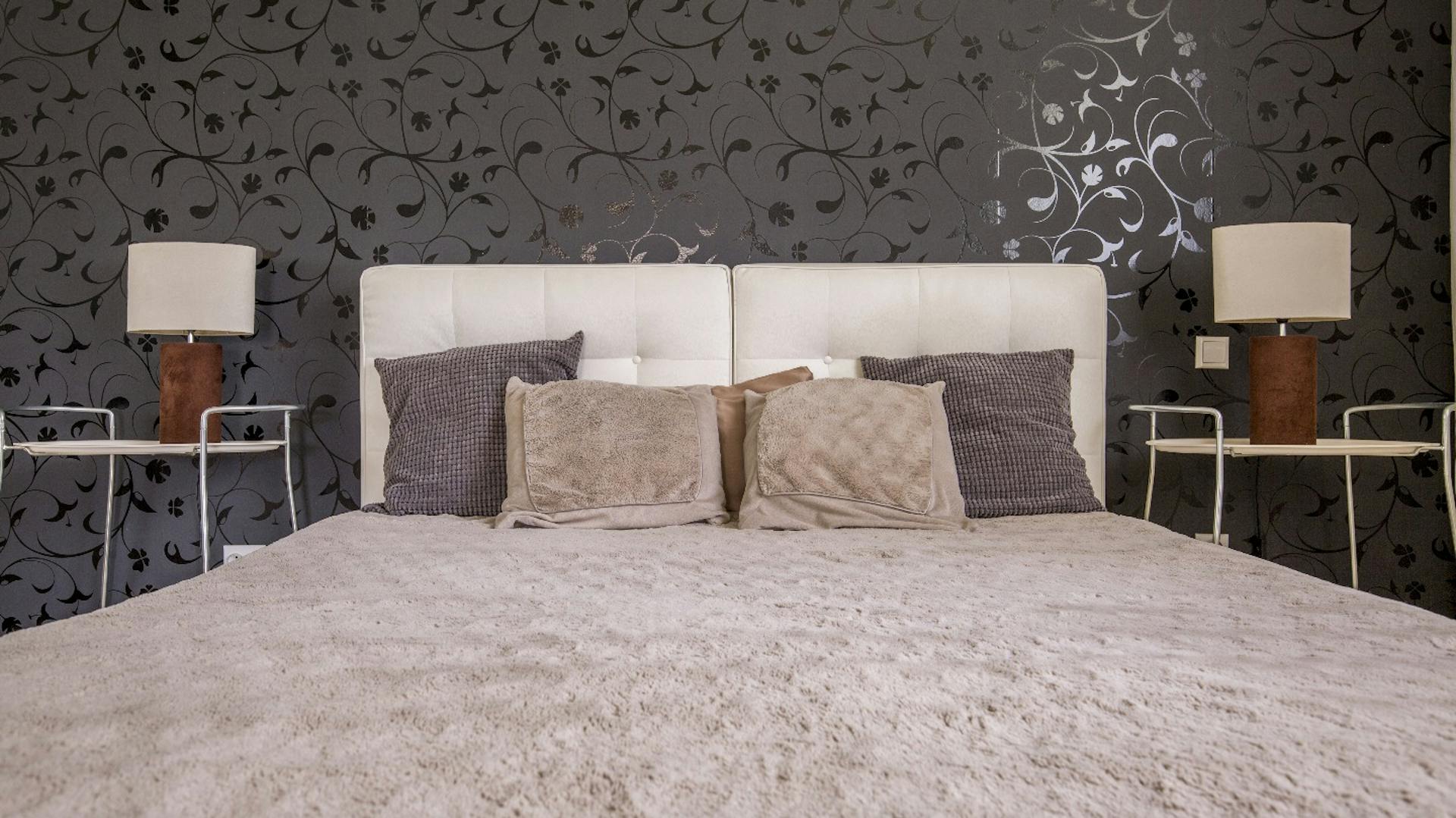 Schlafzimmer mit schwarzer Mustertapete