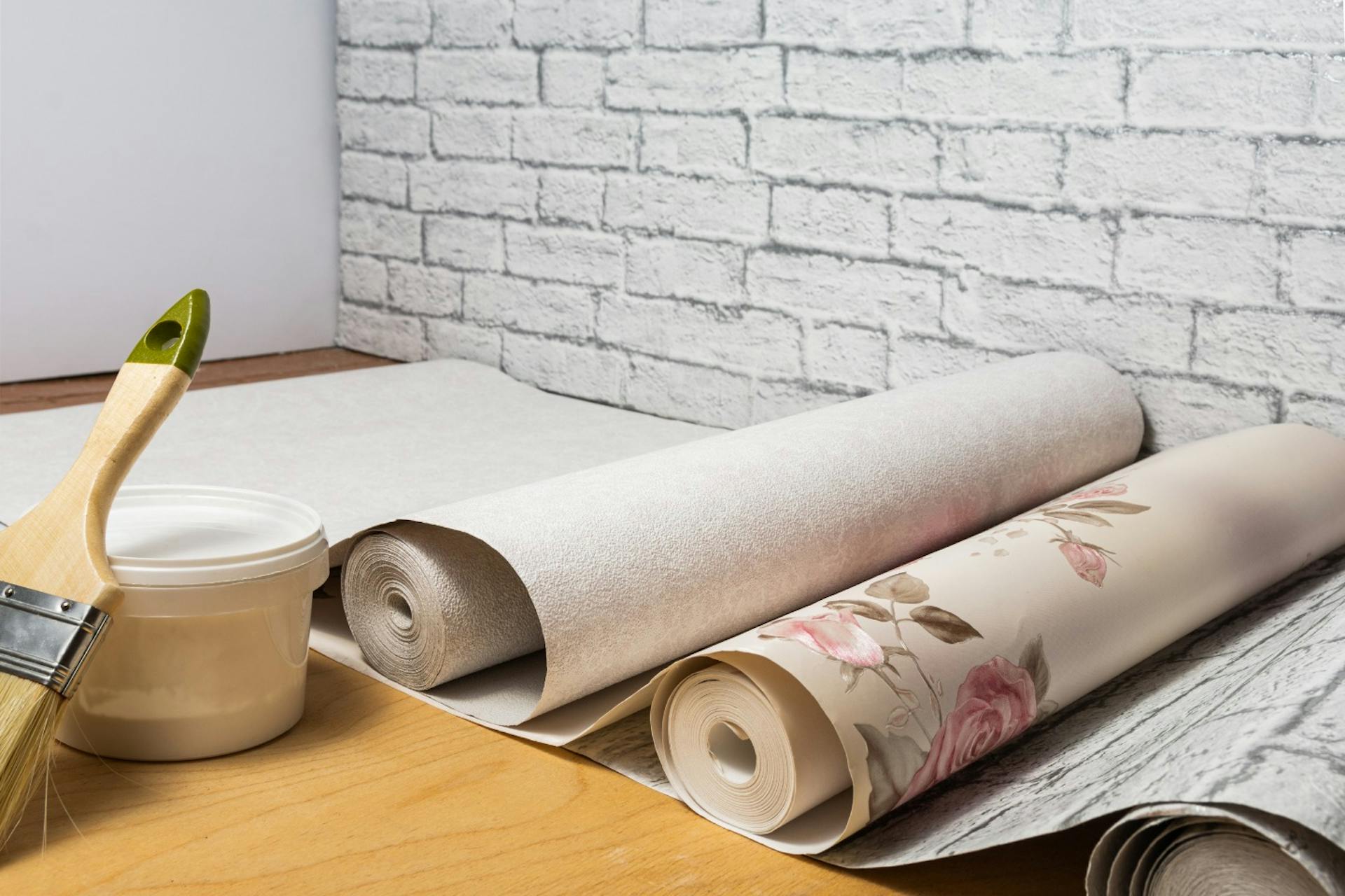 Verschiedene Rollen Tapete liegen auf dem Boden nebeneinander.
