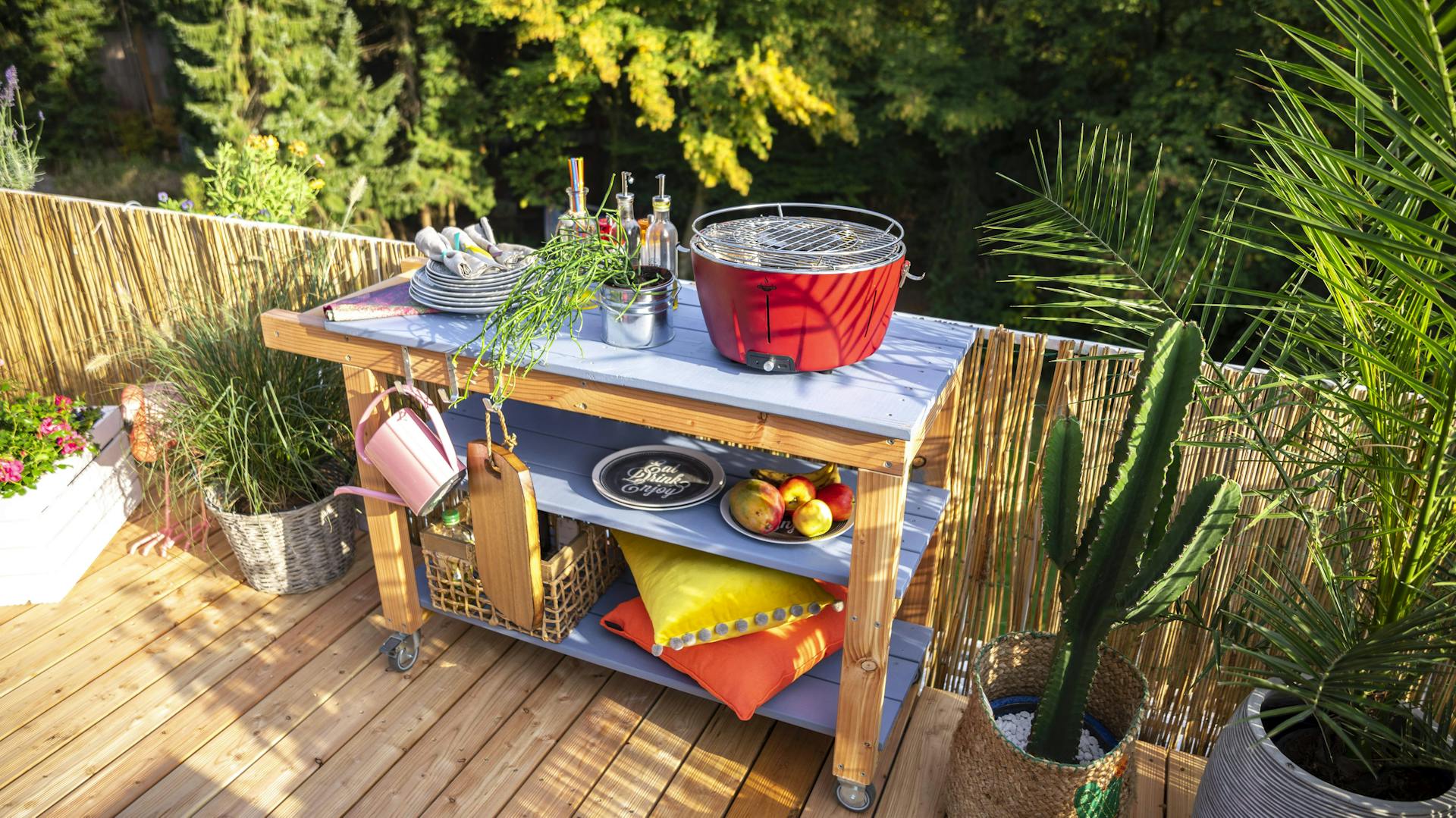 Carrello di servizio con grill sul balcone