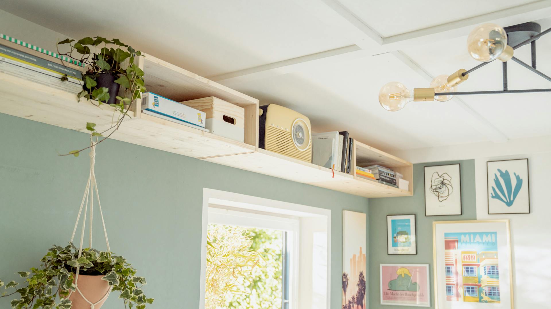 Regal unter der Decke im Tiny Room