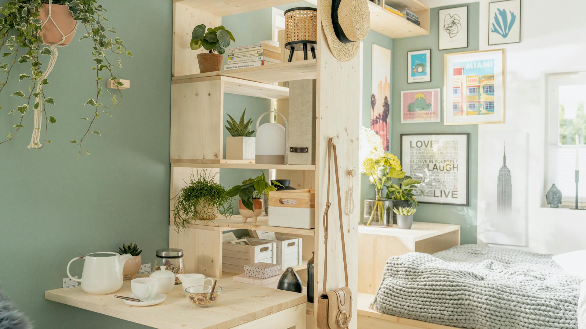 Regal als Raumtrenner in Tiny Room