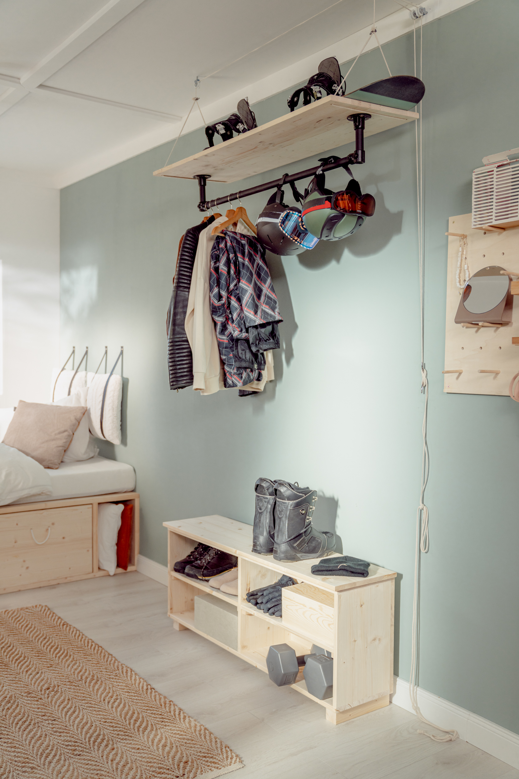 Flaschenzug-System mit Sportsachen in Tiny Room