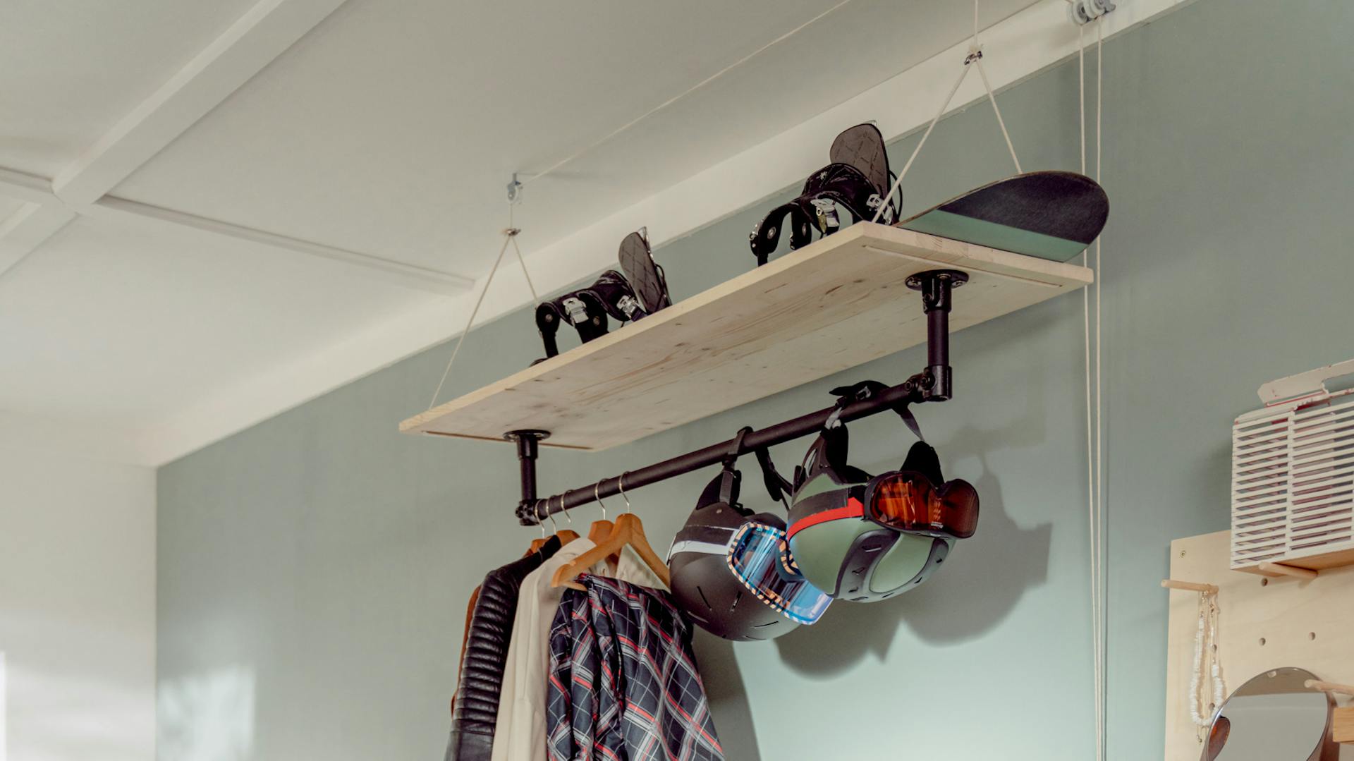 Flaschenzug-System mit Sportsachen in Tiny Room