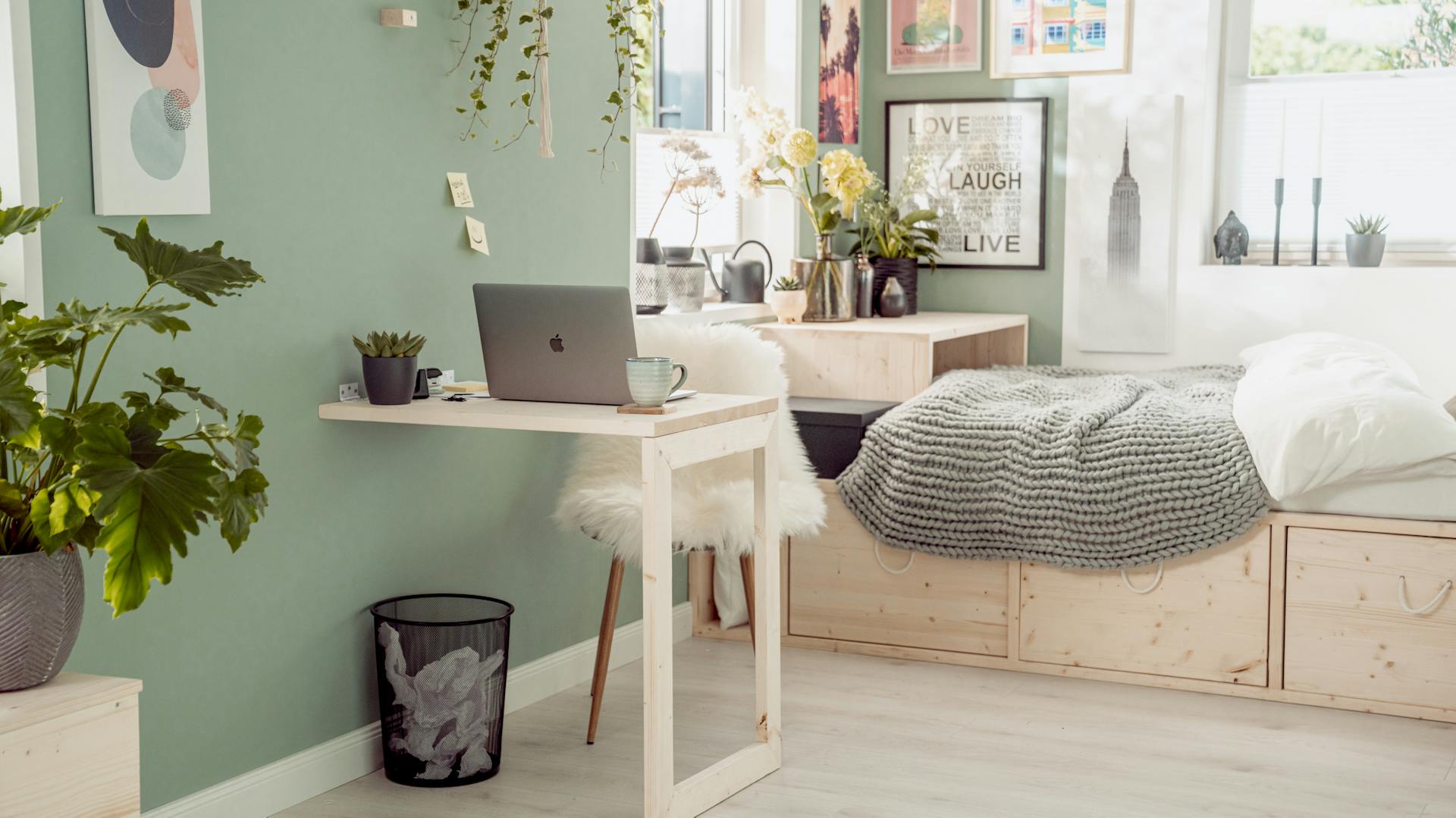 Homeoffice am Klapptisch im Tiny Room