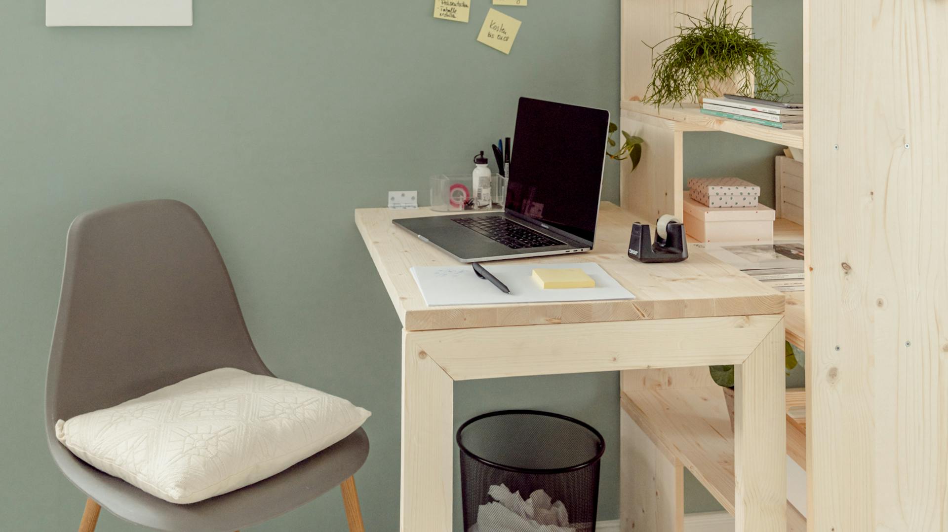 Regal und Klapptisch in Tiny Room