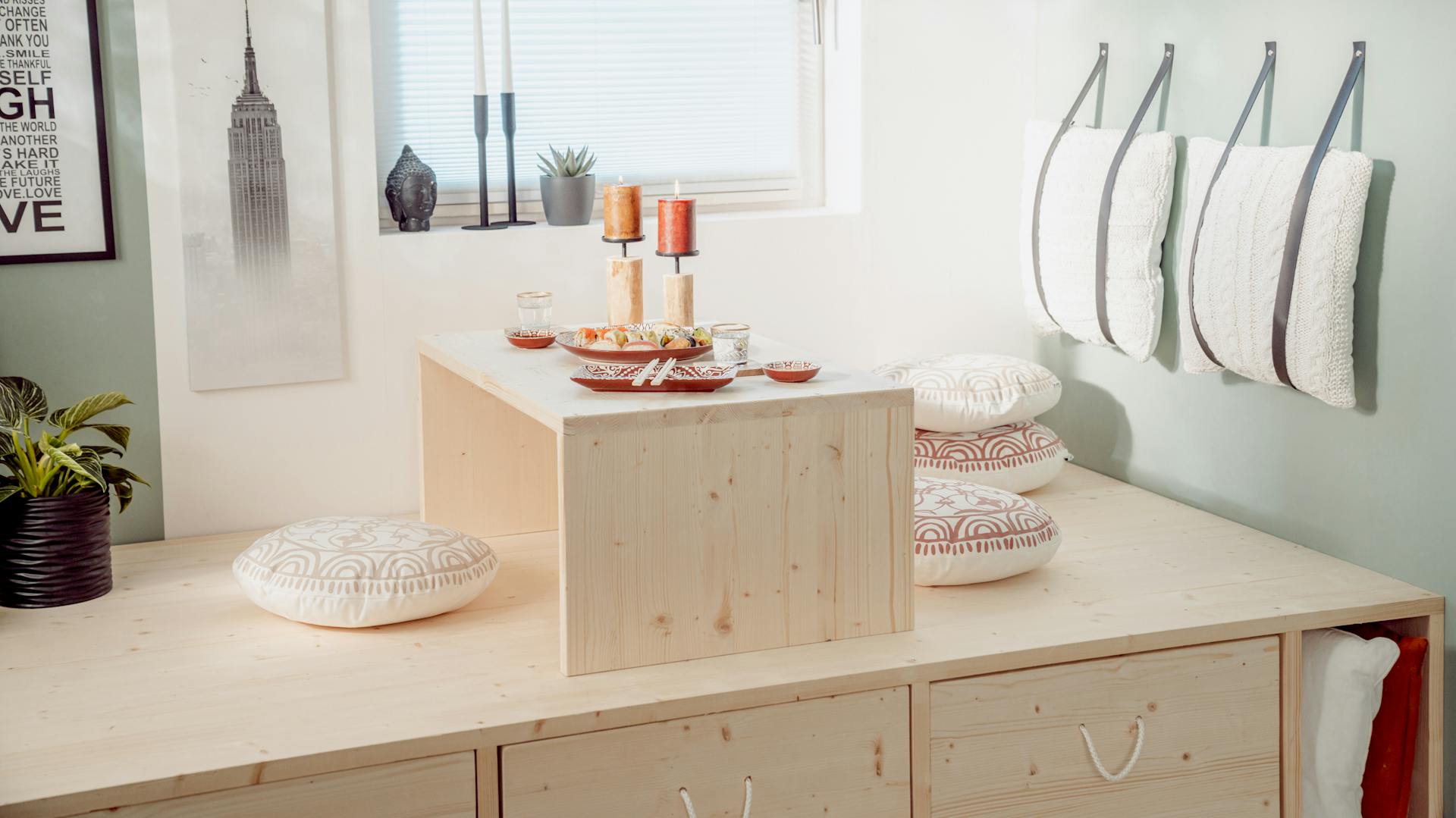 Dinner auf Podest im Tiny Room