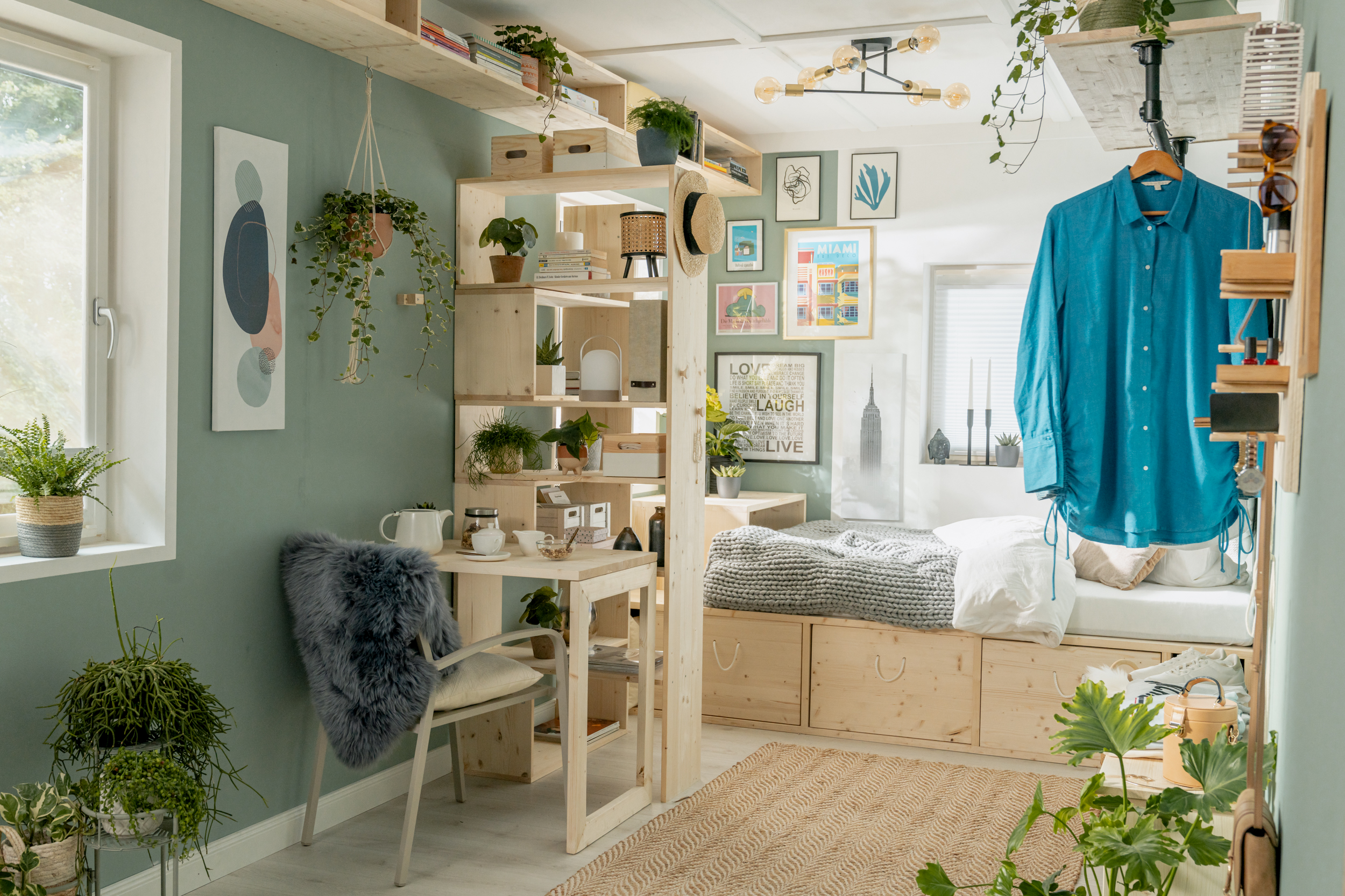 Kleiner Raum mit Raumtrenner und Podestbett