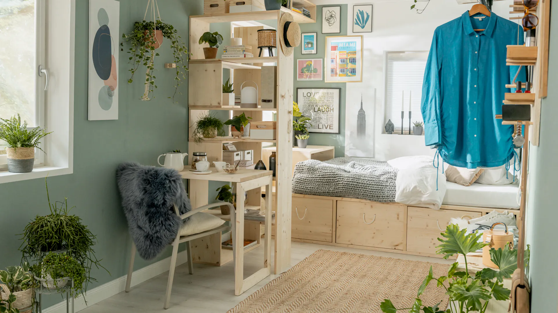 Kleiner Raum mit Raumtrenner und Podestbett