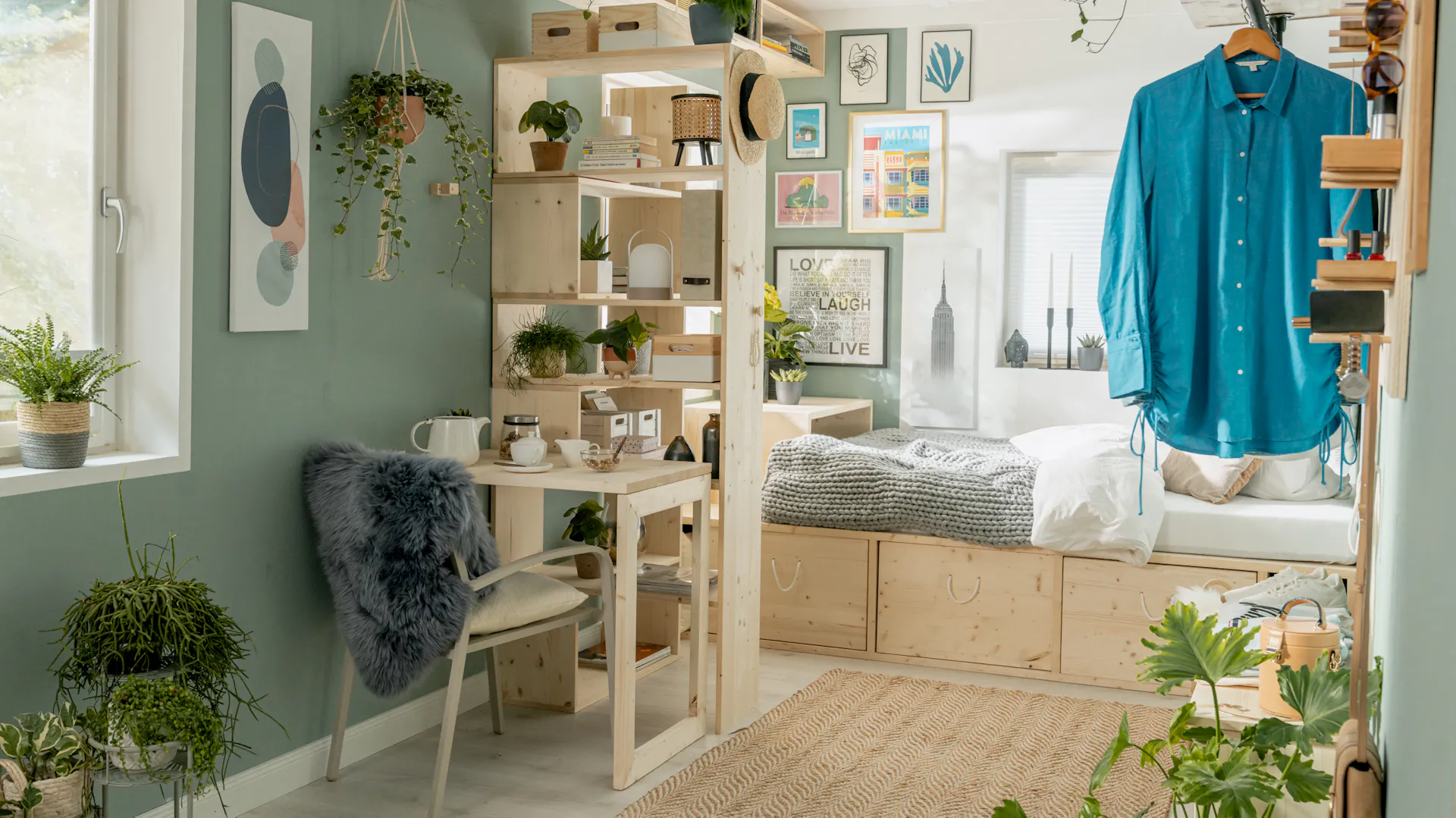 Kleiner Raum mit Raumtrenner und Podestbett