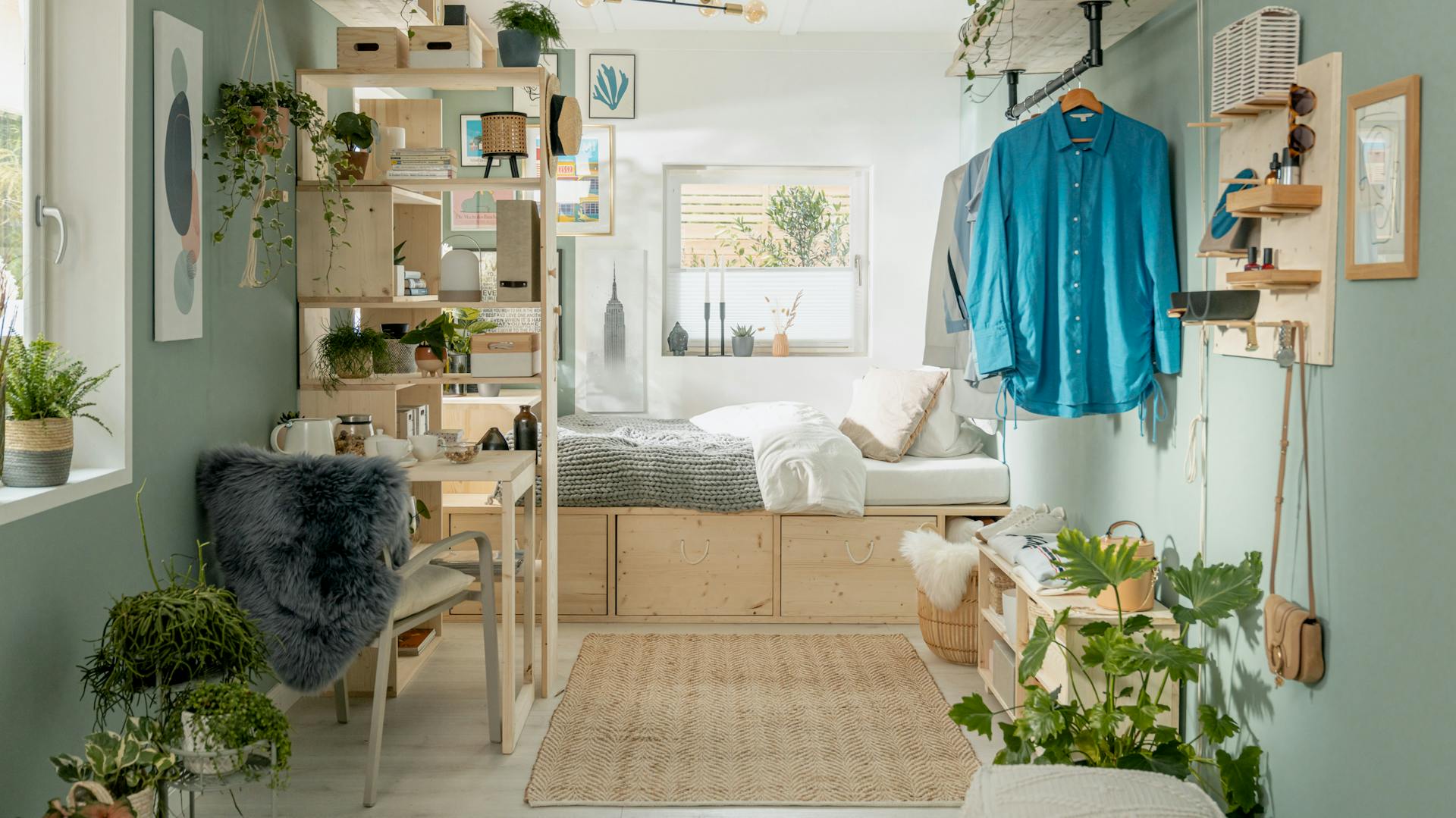 Tiny Room mit diversen Stauraumlösungen