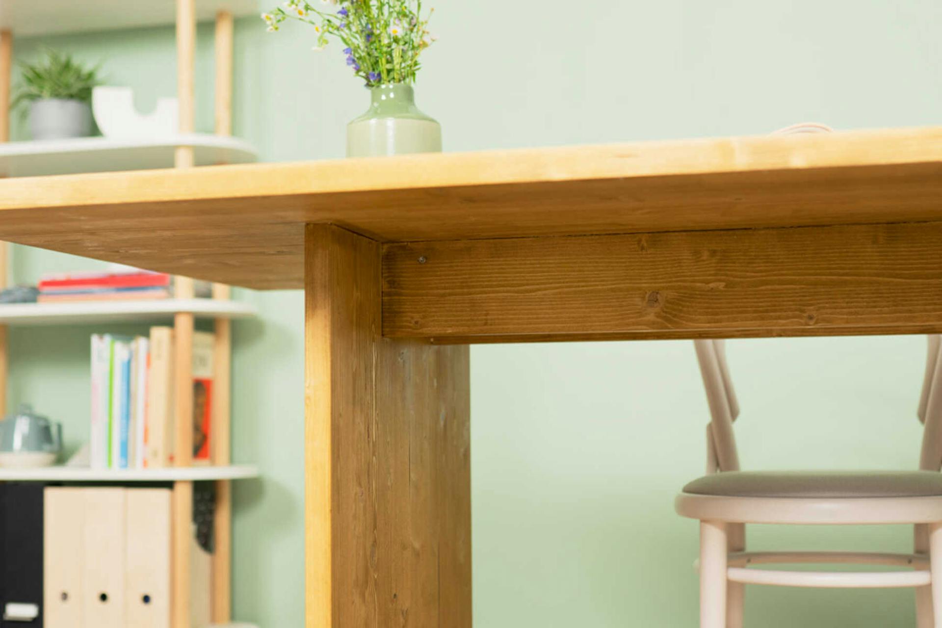 Tisch August vor einer pastellgrünen Wand