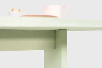 Tisch August in Pastellgrün von der Seite