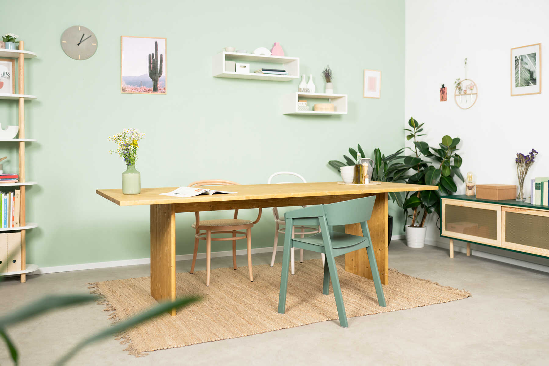 Tisch August steht einem Raum vor einer pastellgrünen Wand.