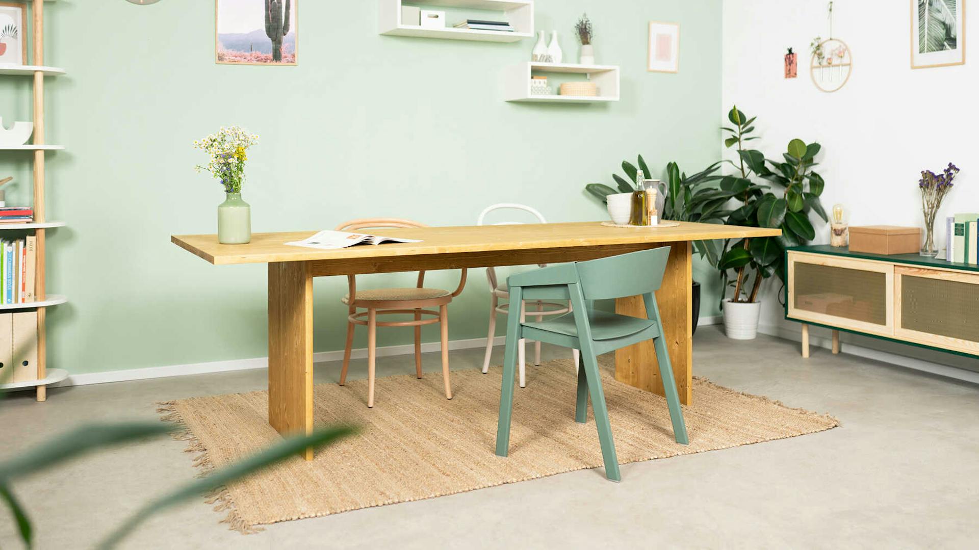 Tisch August steht einem Raum vor einer pastellgrünen Wand.