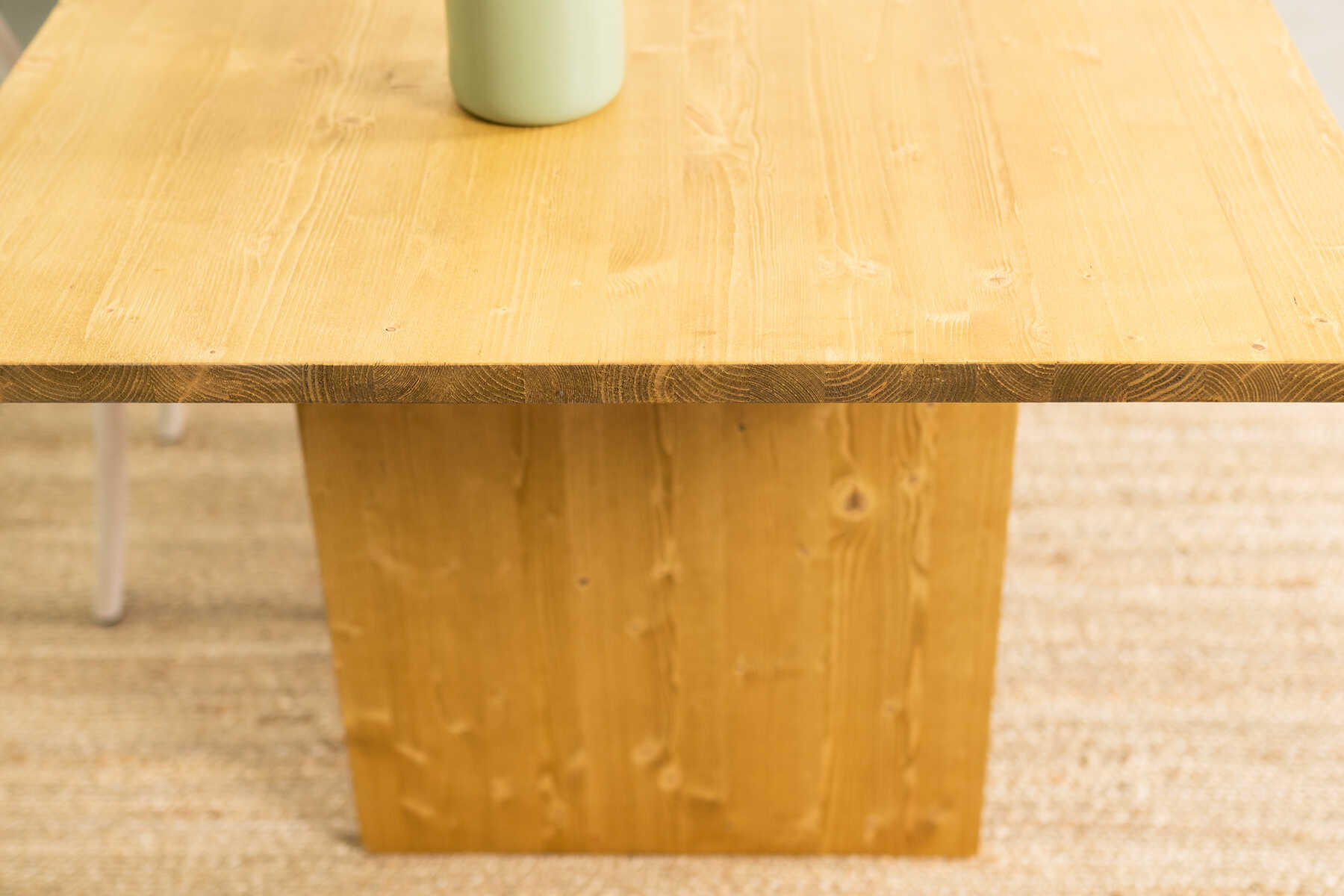 Tisch August in Braun von der Seite