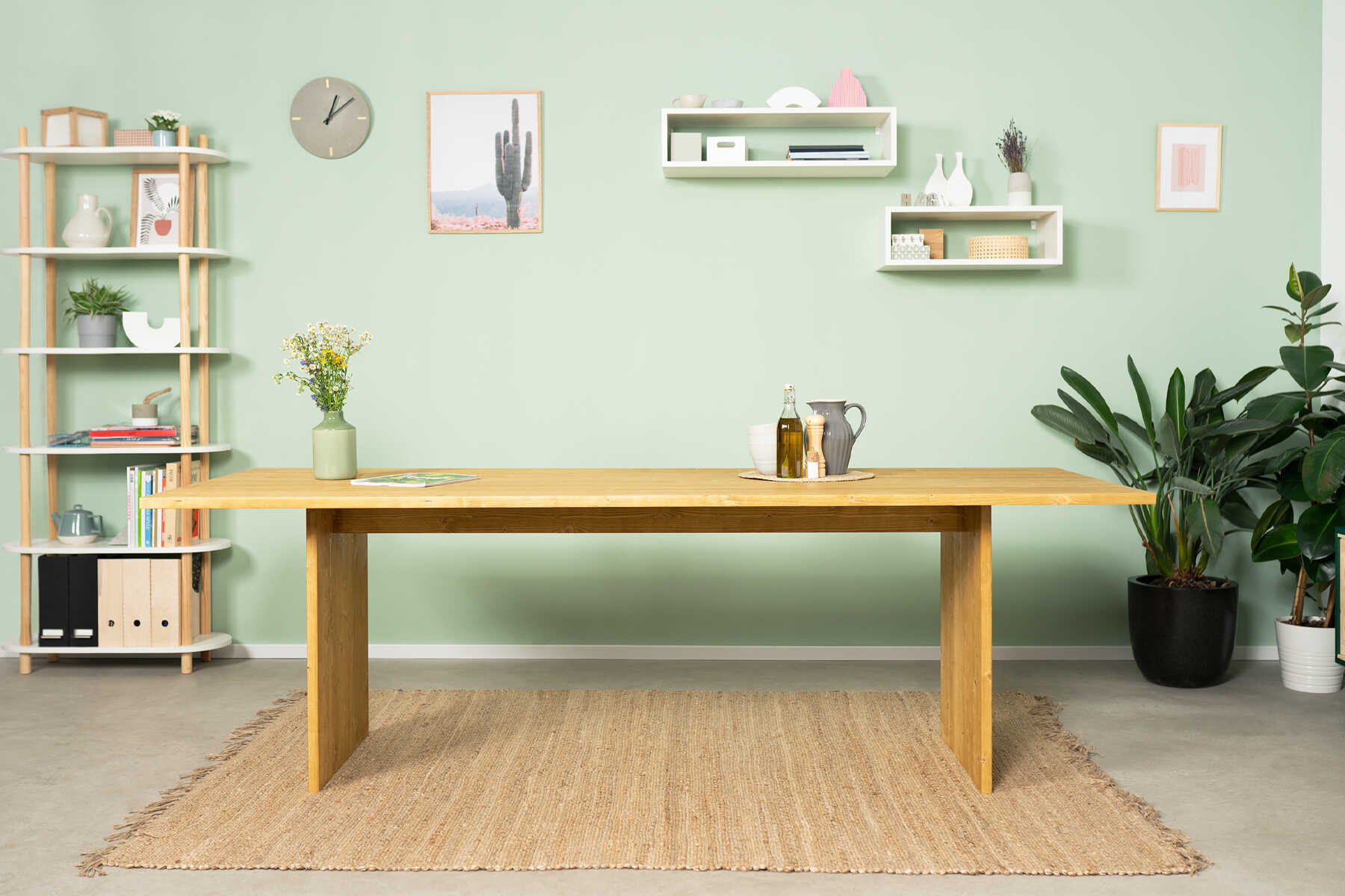 Tisch August steht vor einer pastellgrünen Wand