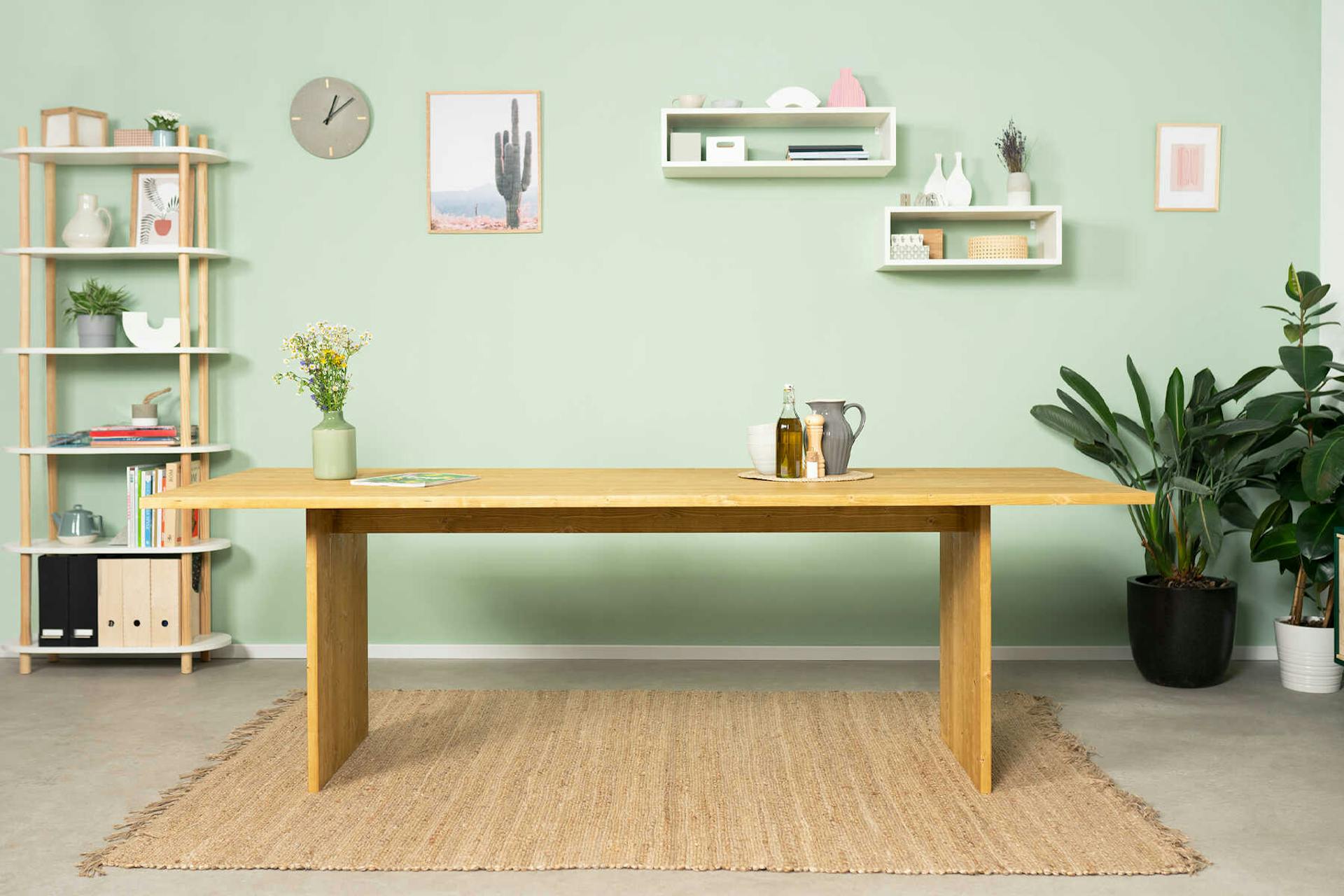 Tisch August steht vor einer pastellgrünen Wand