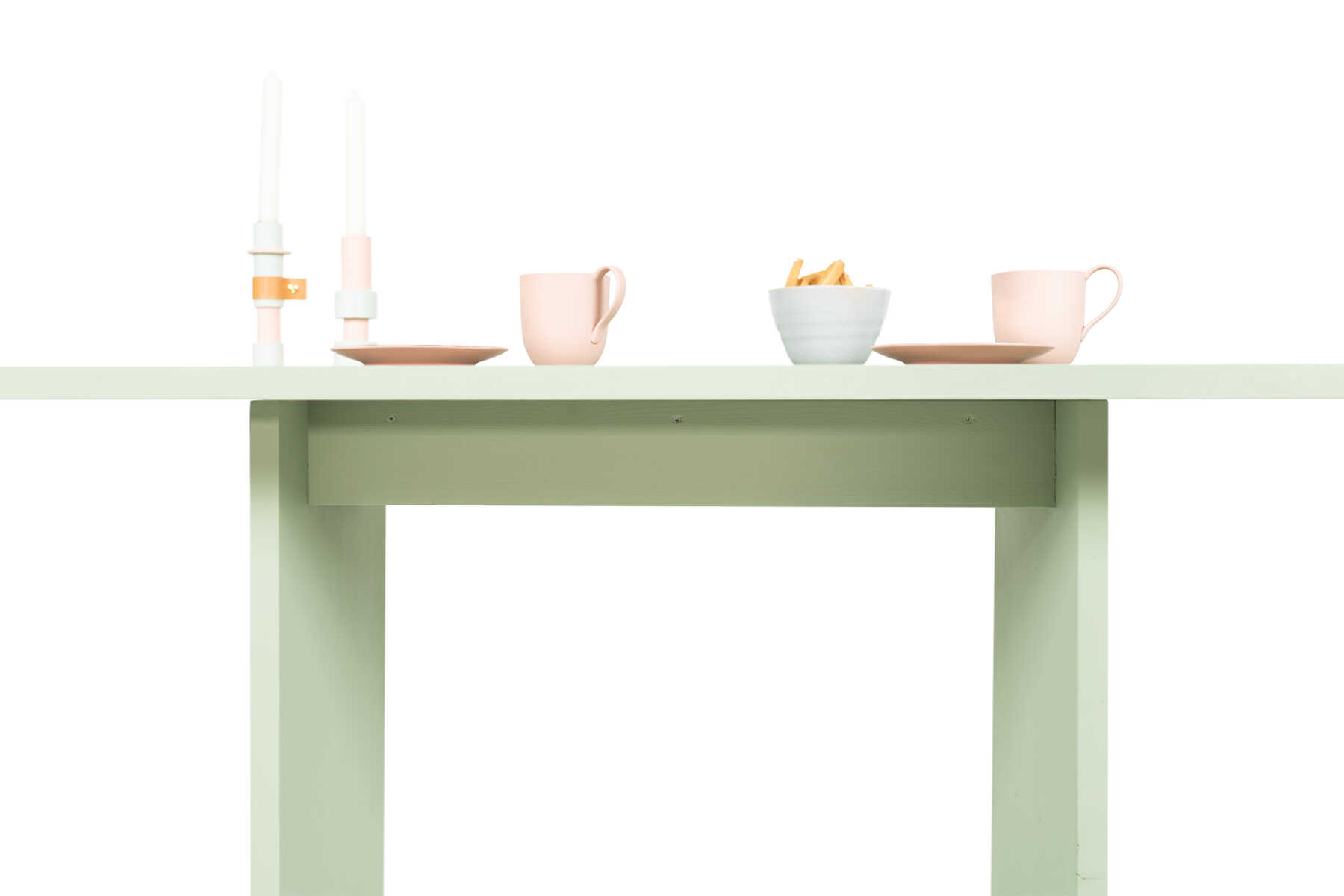 Tisch August in Pastellgrün, auf dem Geschirr steht