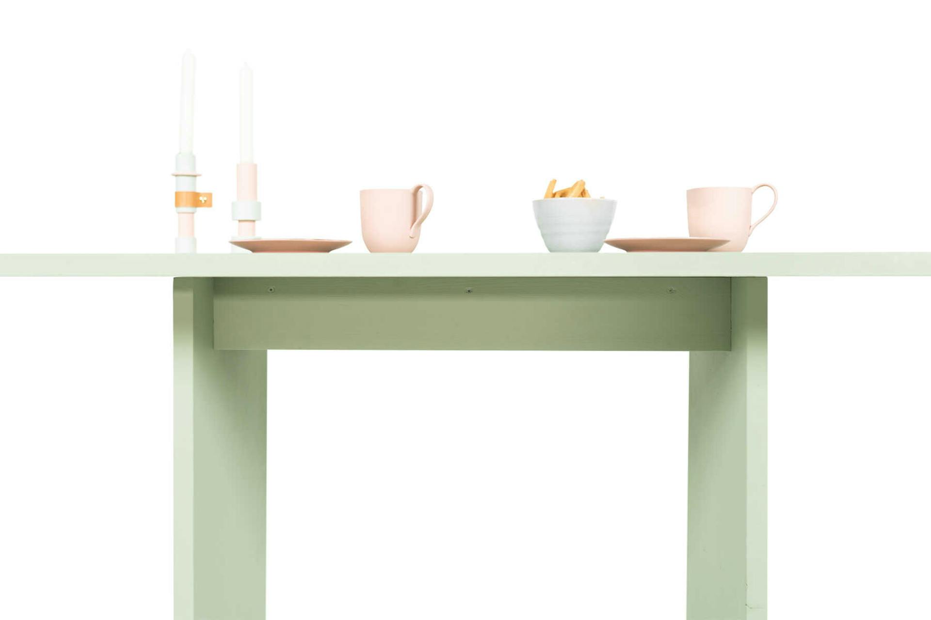Tisch August in Pastellgrün, auf dem Geschirr steht