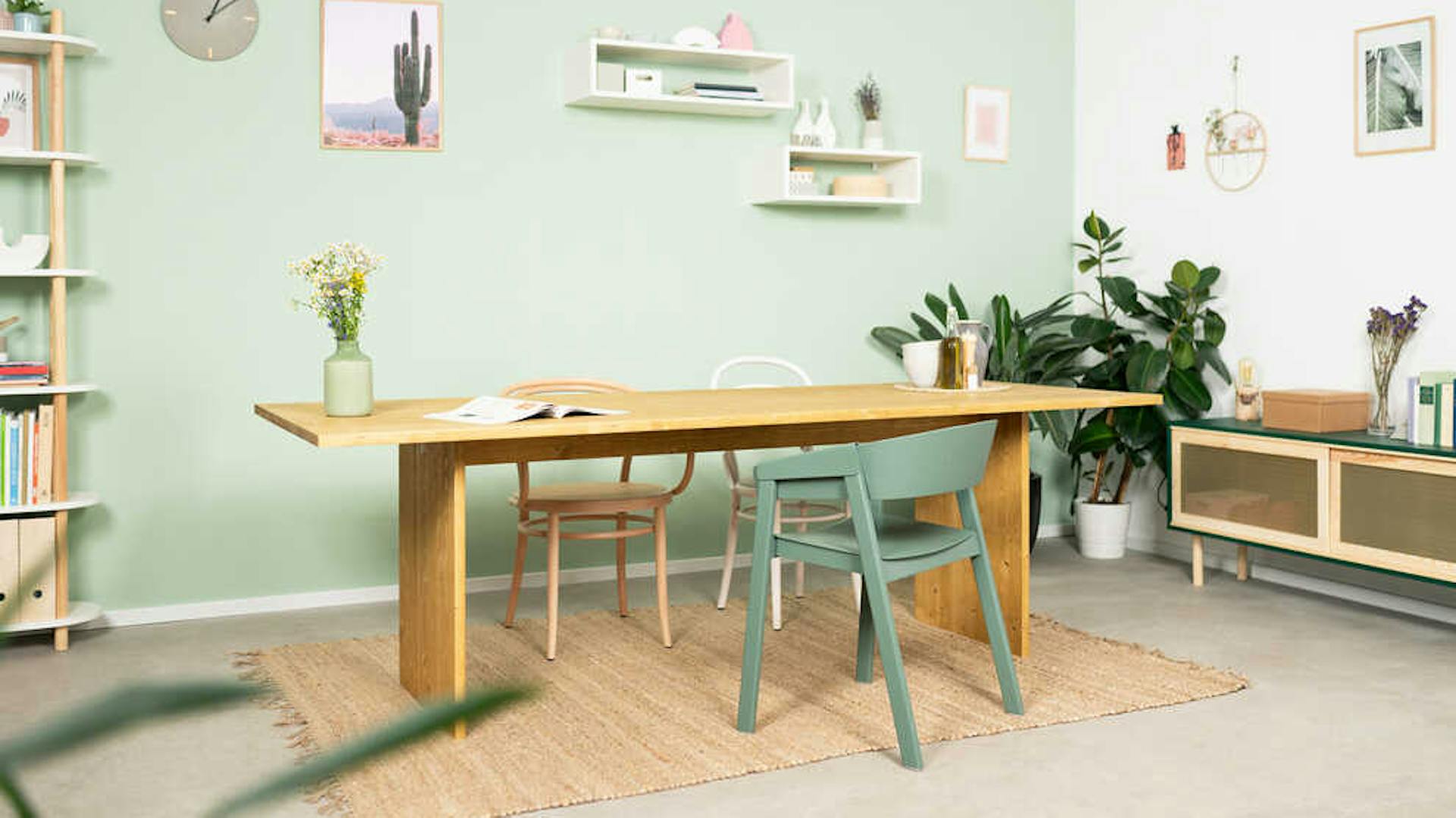Tisch August steht einem Raum vor einer pastellgrünen Wand.