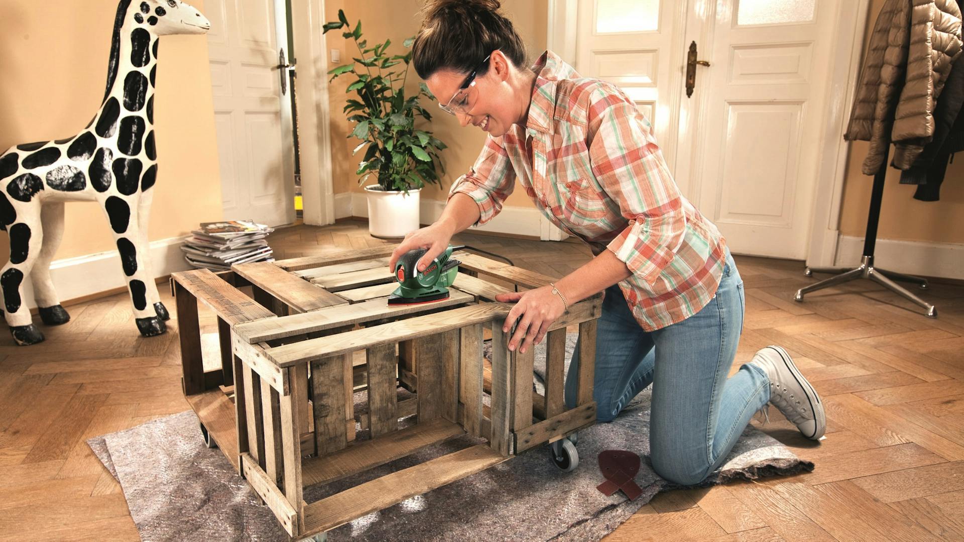 Heimwerkerin baut Couchtisch aus Kisten