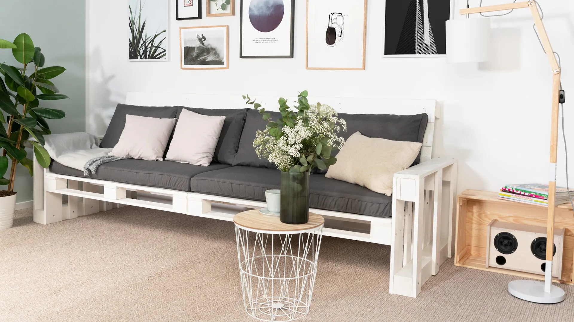 Vlastnoručne postavená pohovka z paliet