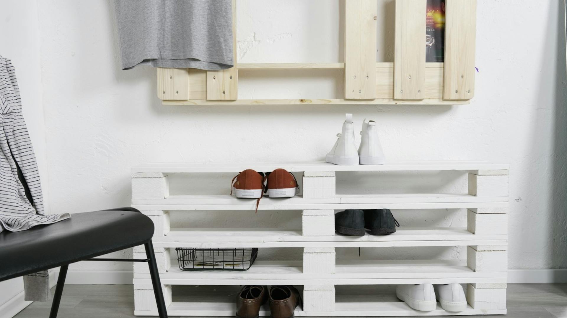 Weißes Schuhregal aus Paletten unter Garderobe aus Paletten