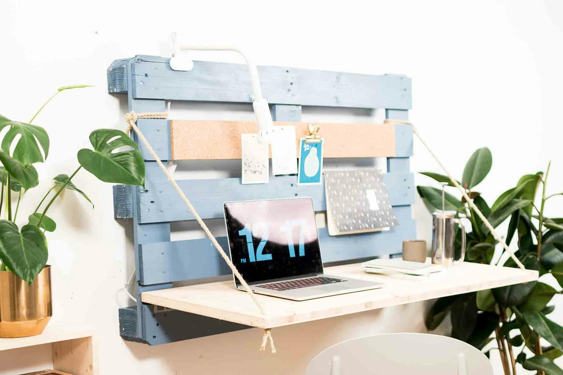 Couchtisch aus Paletten mit Rollen und Schubfächern