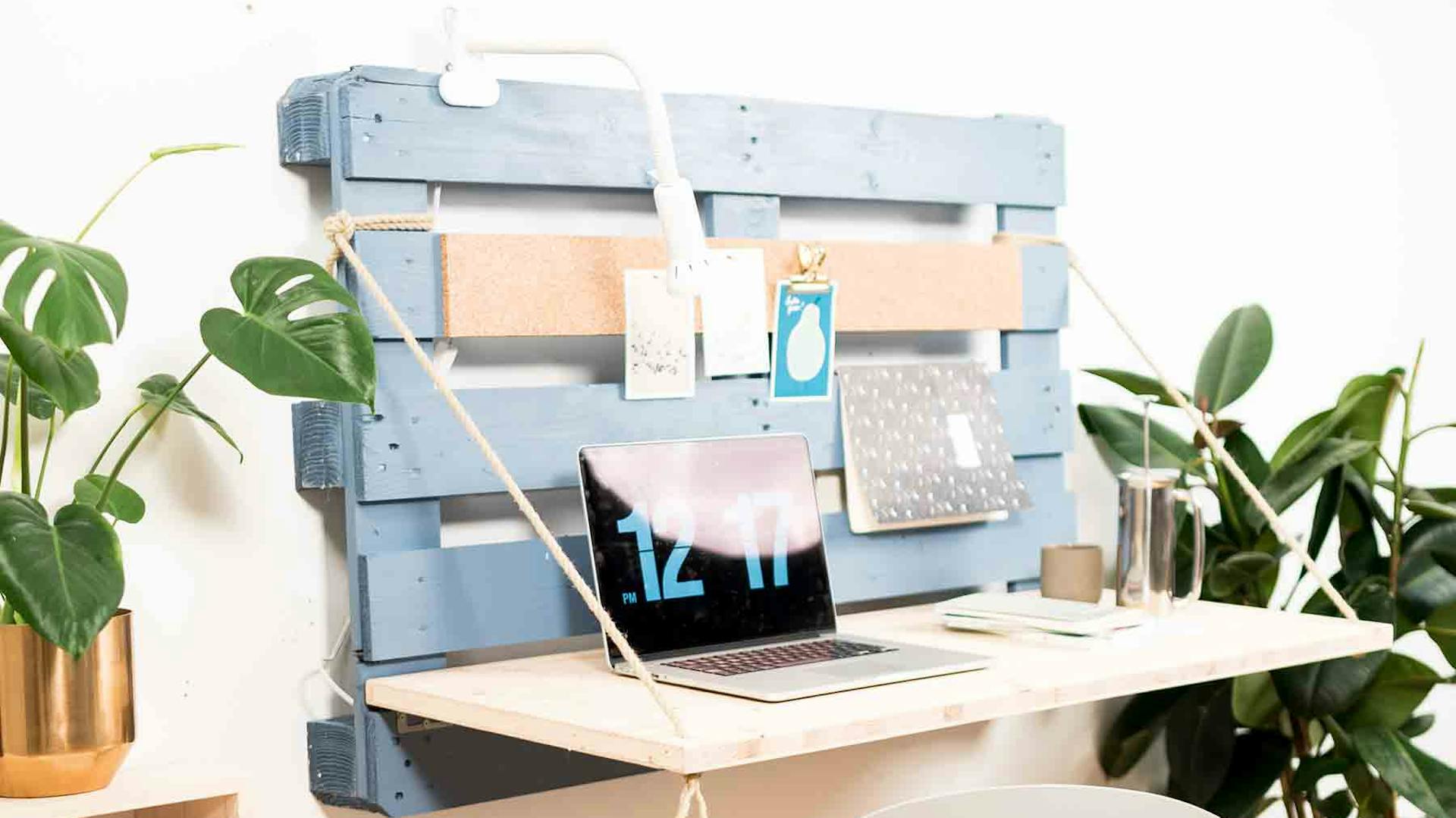 Couchtisch aus Paletten mit Rollen und Schubfächern