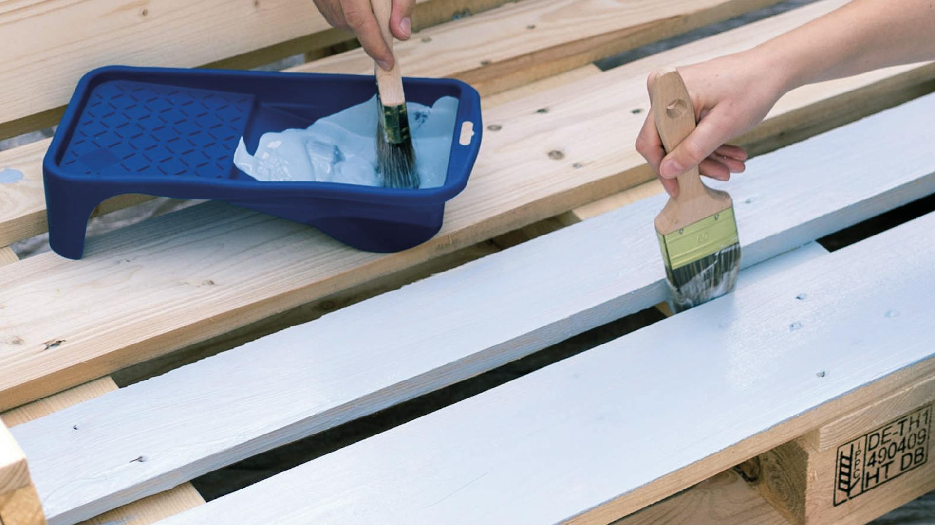 Anstrich von Palette zur Herstellung eines Möbelstücks