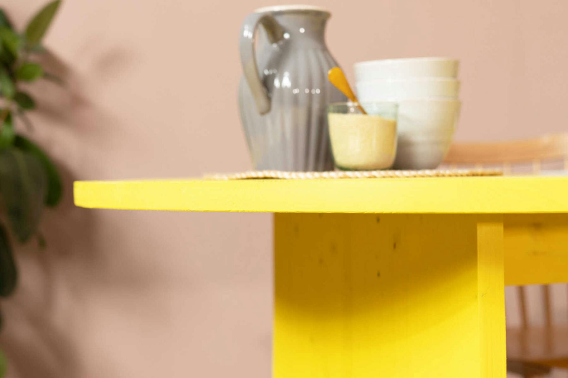 Tisch Clemens in gelb Detailaufnahme der Tischkante