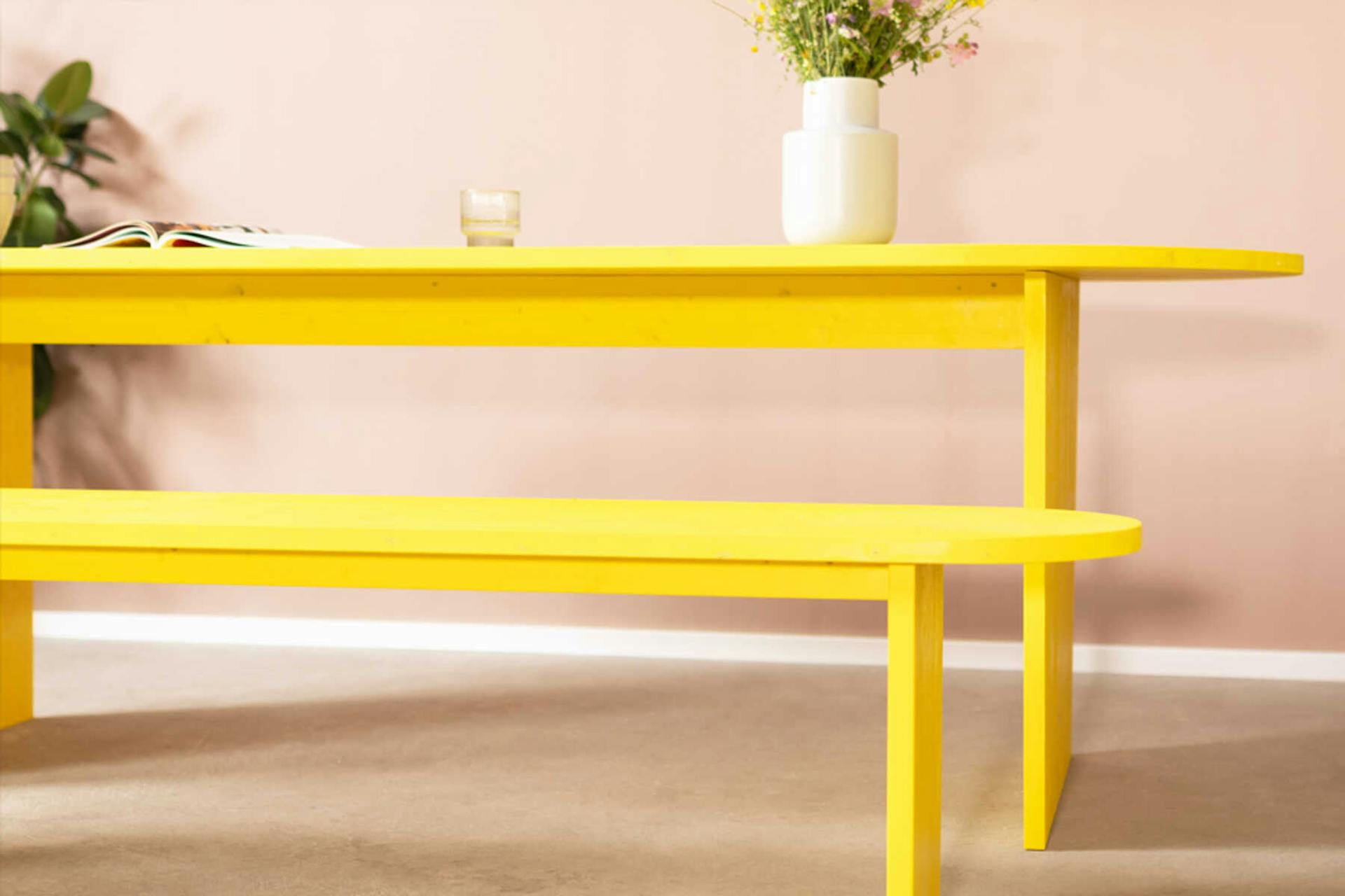 Tisch Clemens in gelb mit designgleicher Bank Detailaufnahme der Unterkonstruktion