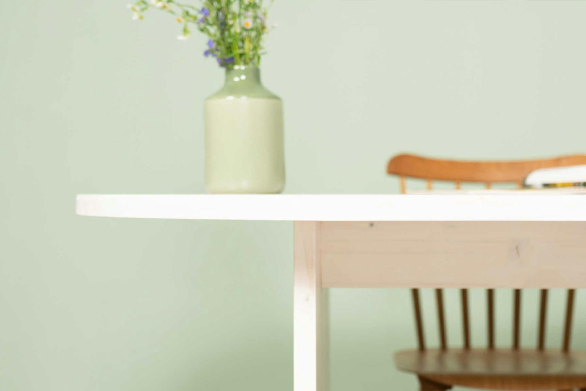 Tisch Clemens in weiß Detailaufnahme der Tischkante