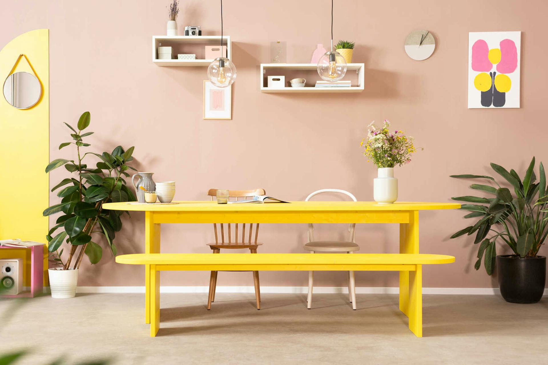 Tisch Clemens mit designgleicher Bank und Stühlen in Frontalaufnahme