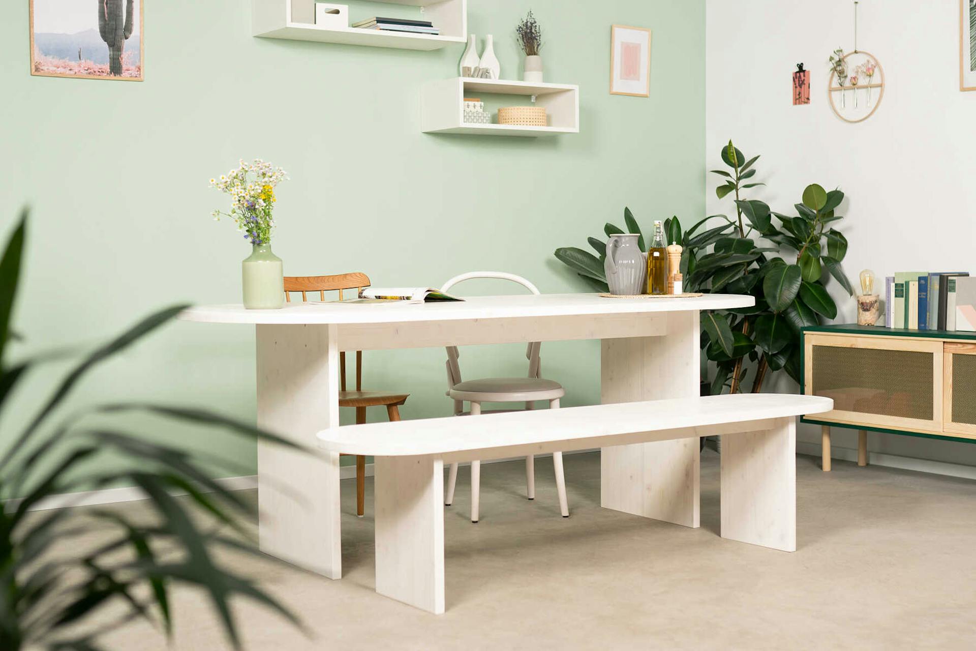 Tisch Clemens in weiß mit Stühlen und designgleicher Bank in Schrägansicht