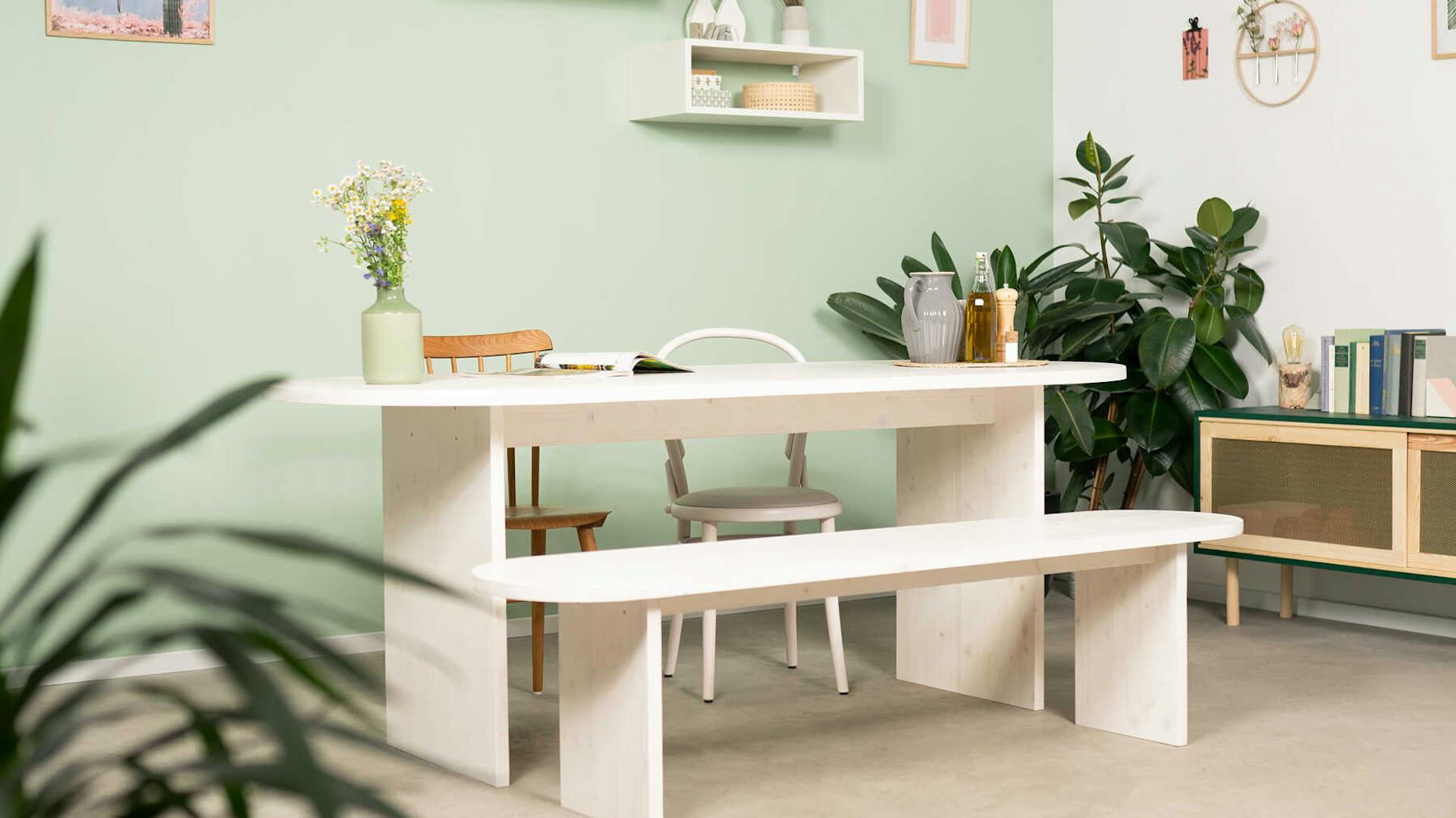 Tisch Clemens in weiß mit Stühlen und designgleicher Bank