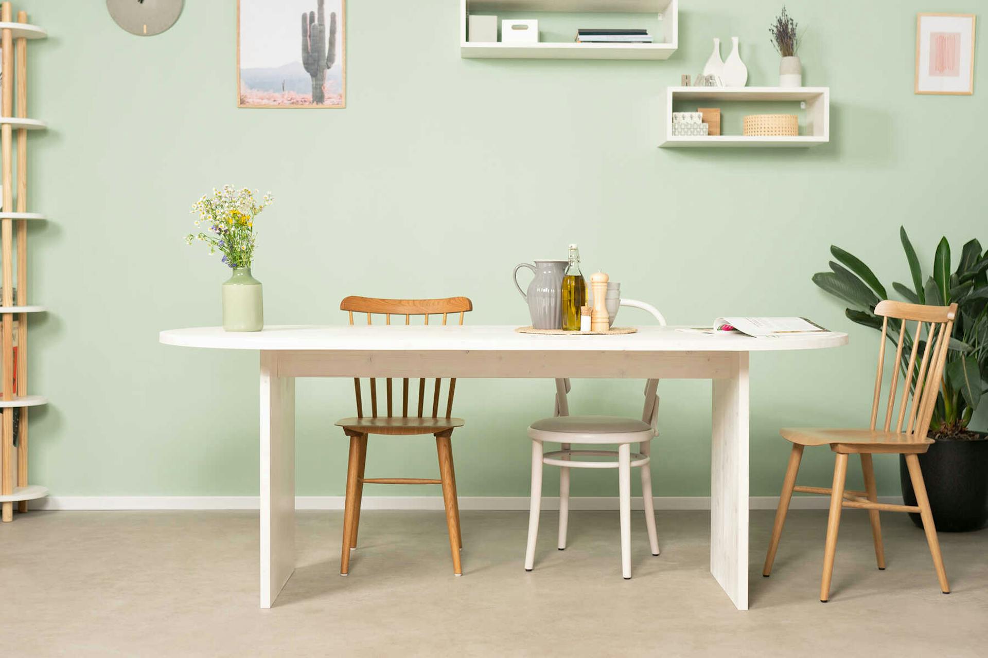 Tisch Clemens in weiß mit Stühlen in Frontalansicht