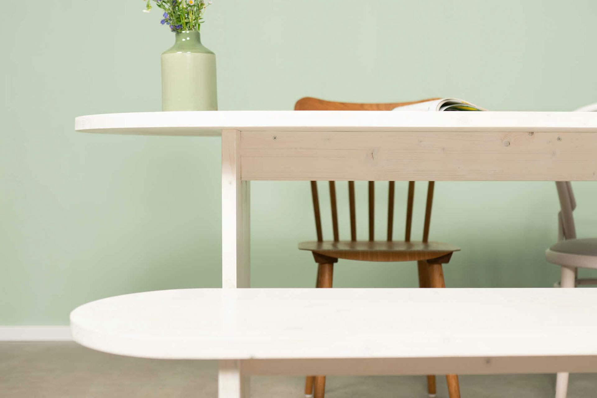 Tisch Clemens in weiß mit Stühlen Detailansicht