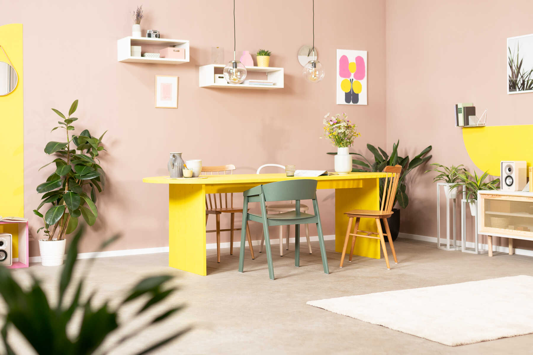 Tisch Clemens mit Stühlen in Schrägansicht