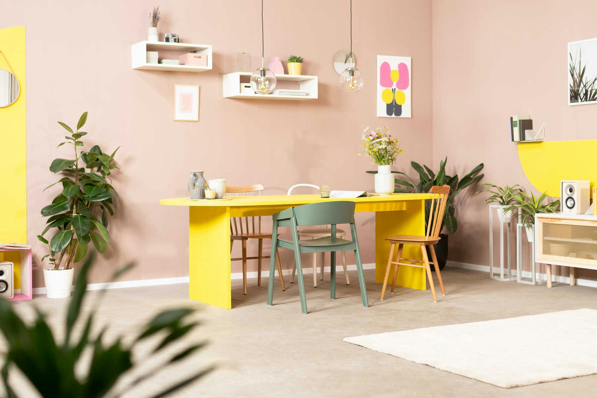 Tisch Clemens mit Stühlen in Schrägansicht