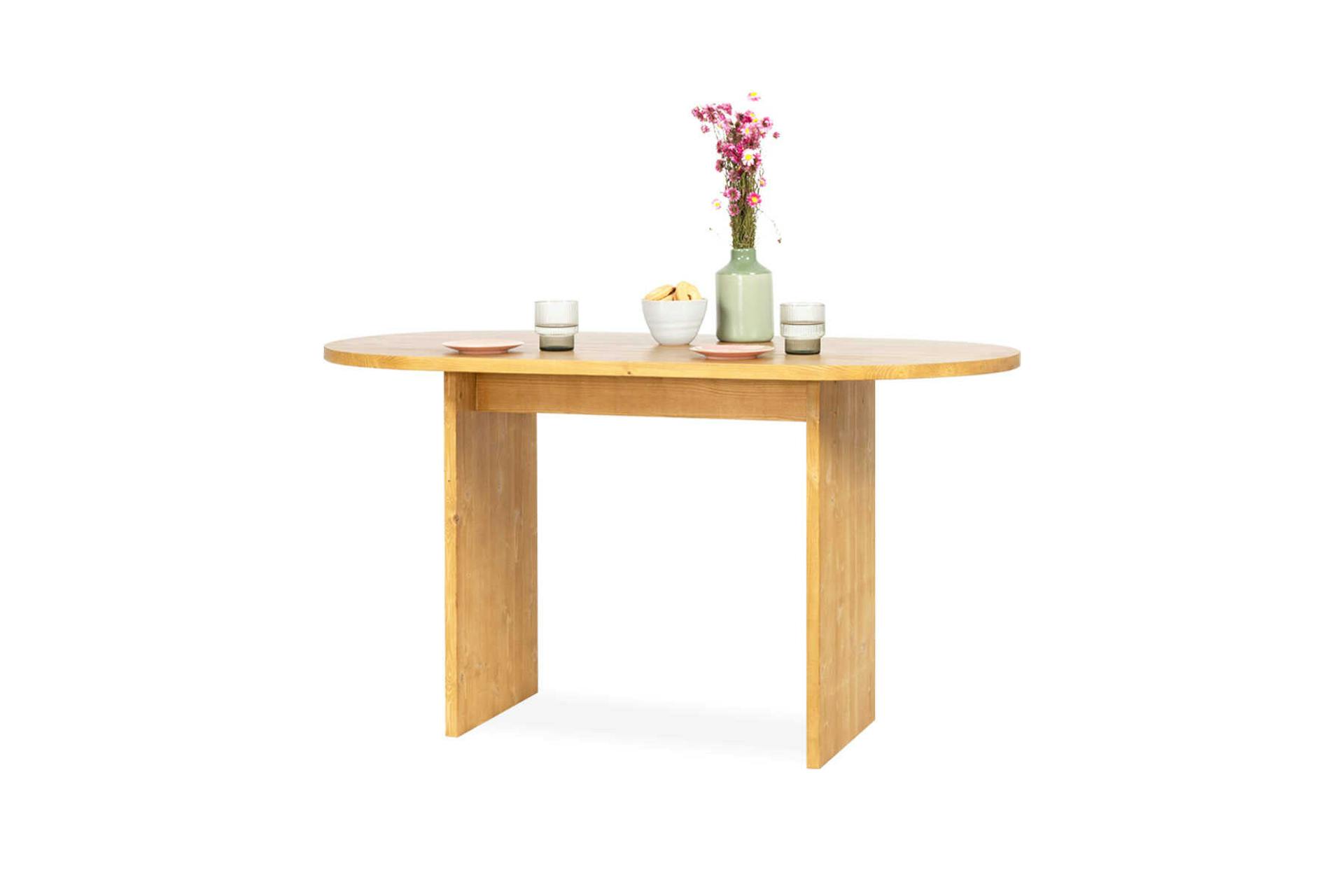 Tisch Clemens in naturfarben, kleine Ausführung dekoriert mit Alltagsutensilien