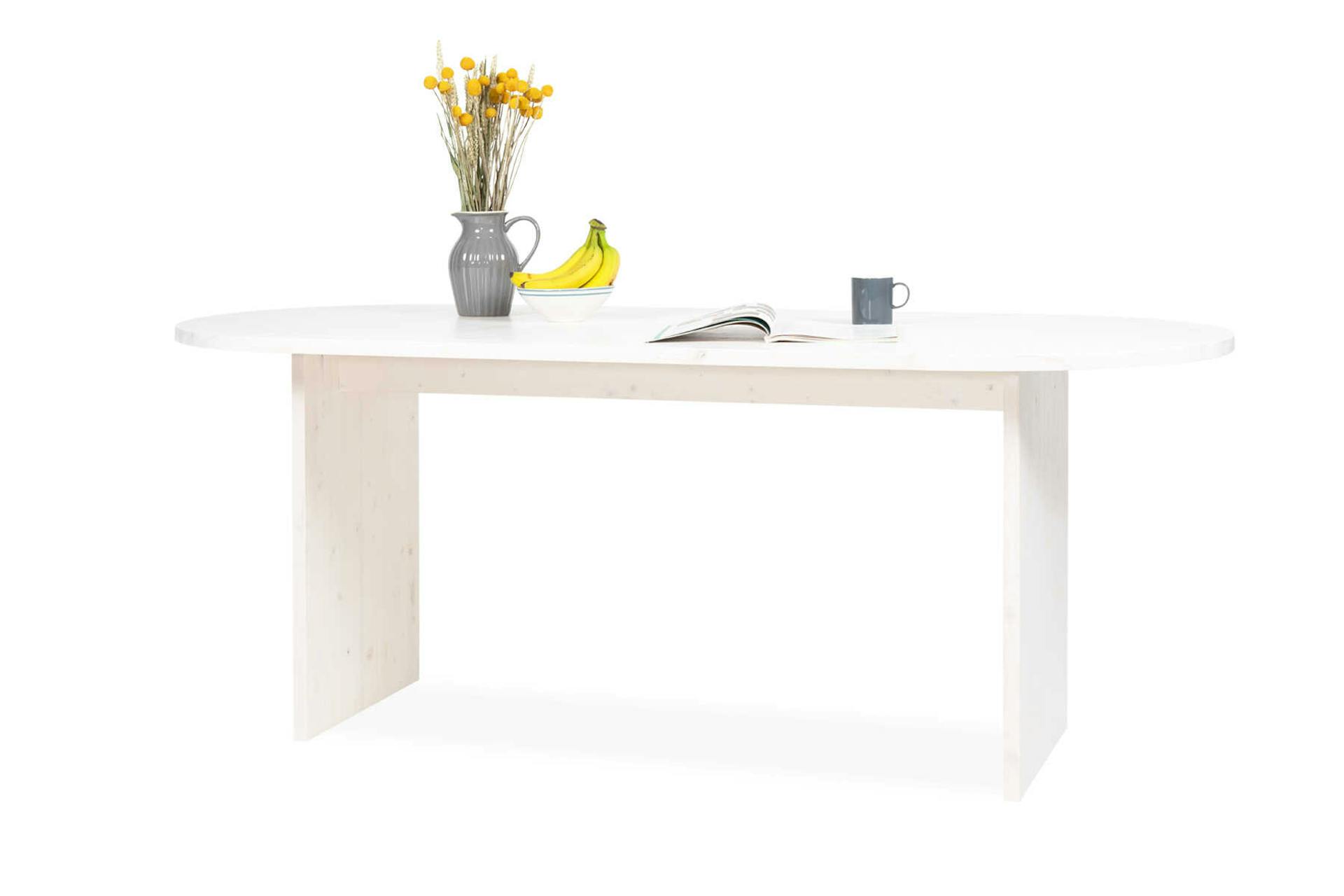 Tisch Clemens in weiß, mittelgroße Ausführung dekoriert mit Alltagsutensilien