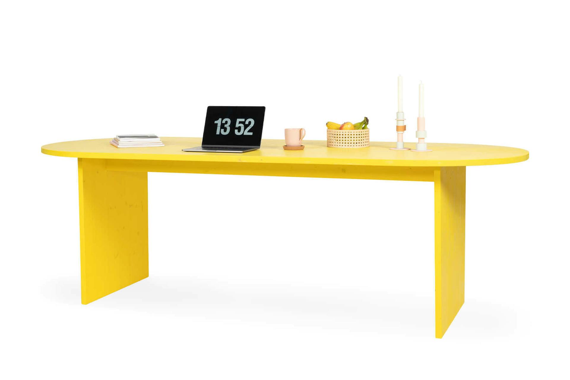 Tisch Clemens in gelb, große Ausführung dekoriert mit Alltagsutensilien