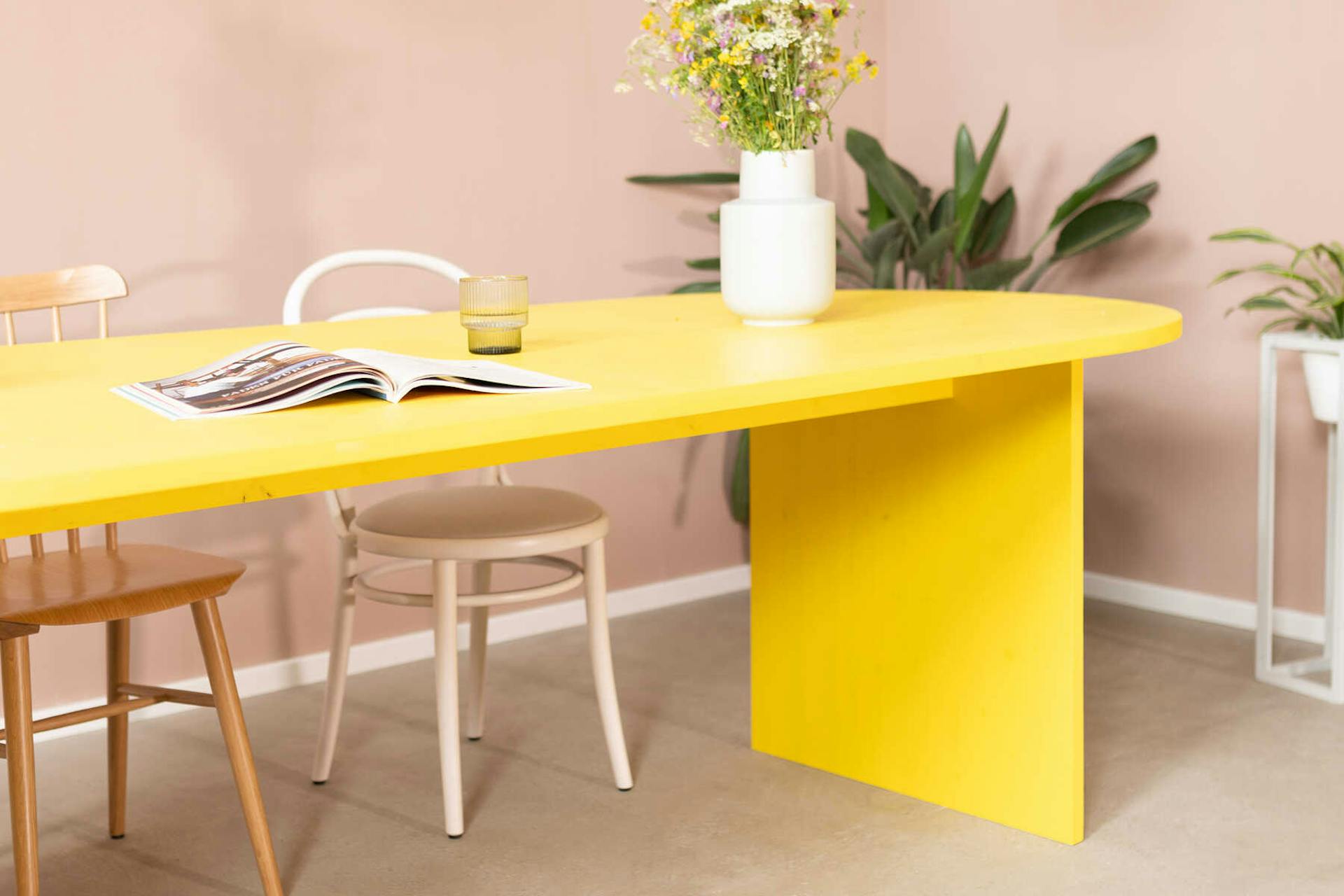 Tisch Clemens in gelb mit Stühlen, in Teilansicht